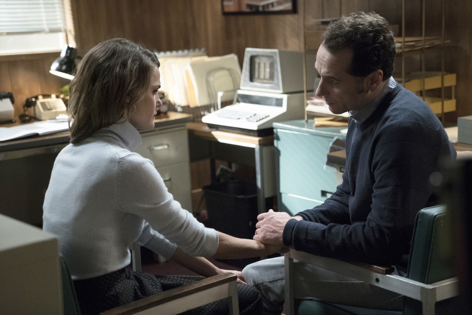 THE AMERICANS -- "EST Men" Episode 301 -- Pictured: (L-R) Keri Russell as Elizabeth Jennings, Matthew Rhys as Philip Jennings. CR: Michael Parmelee/FX