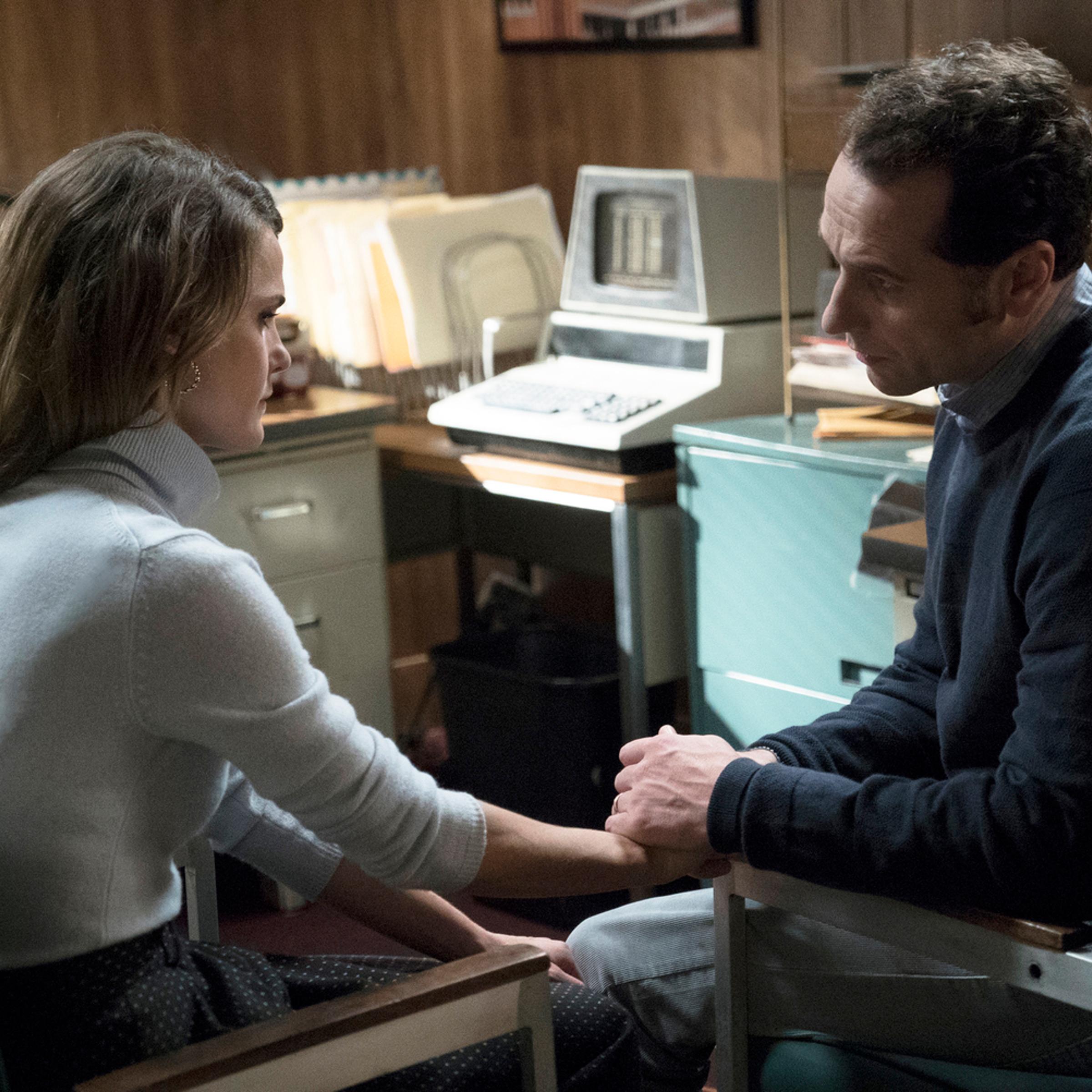 THE AMERICANS -- "EST Men" Episode 301 -- Pictured: (L-R) Keri Russell as Elizabeth Jennings, Matthew Rhys as Philip Jennings. CR: Michael Parmelee/FX