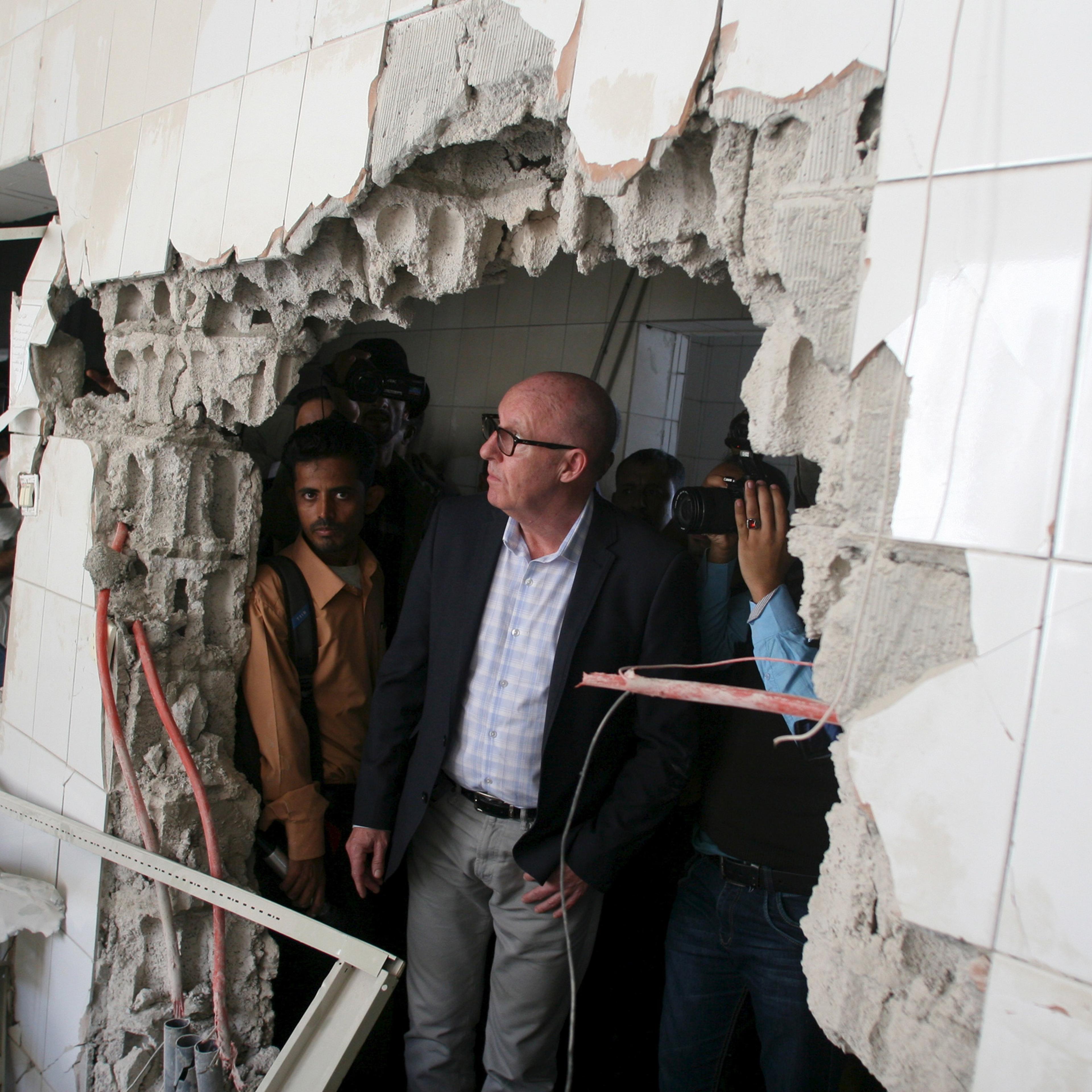 Resident Coordinator of the United Nations in Yemen, Jamie McGoldrick, inspects damage at a hospital in Yemen's southwestern city of Taiz January 21, 2016. REUTERS/Anees Mahyoub - RTX23EAU