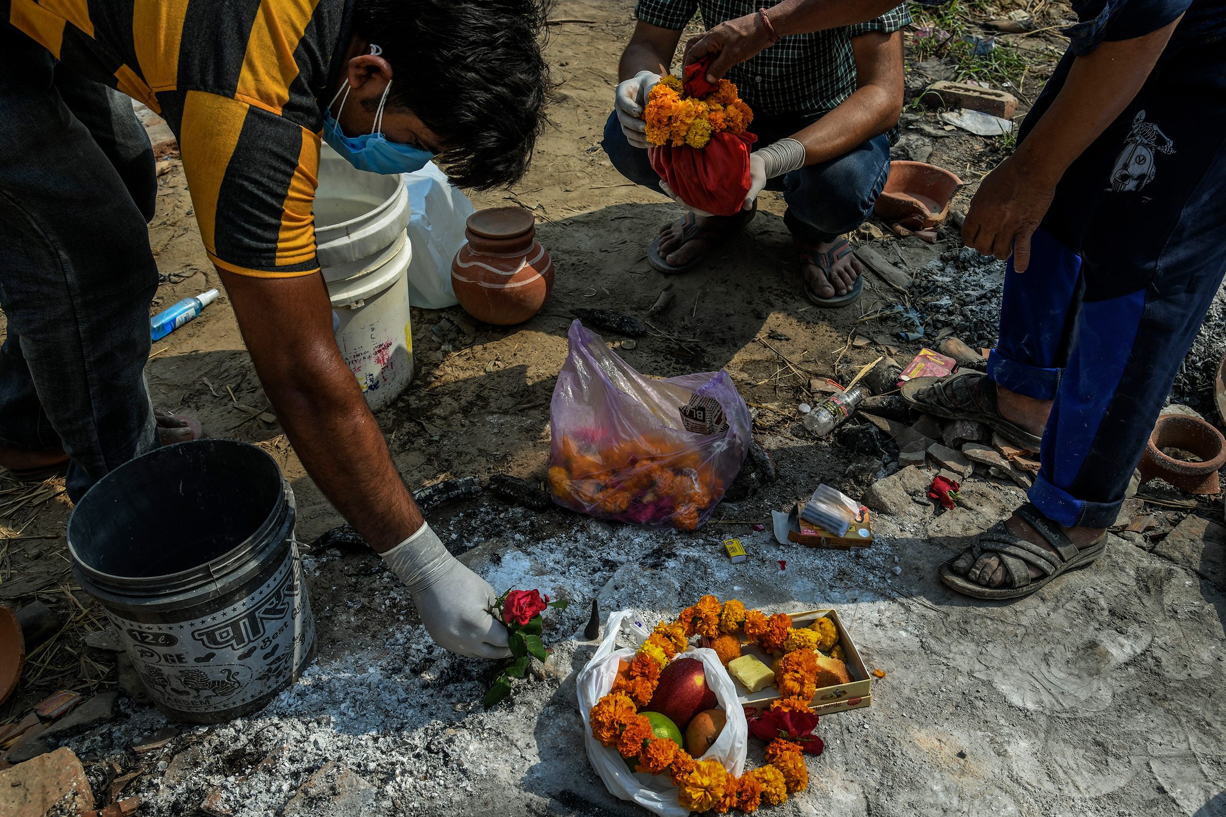 At a New Delhi cremation ground, the funereal fires cool off only briefly late at night
