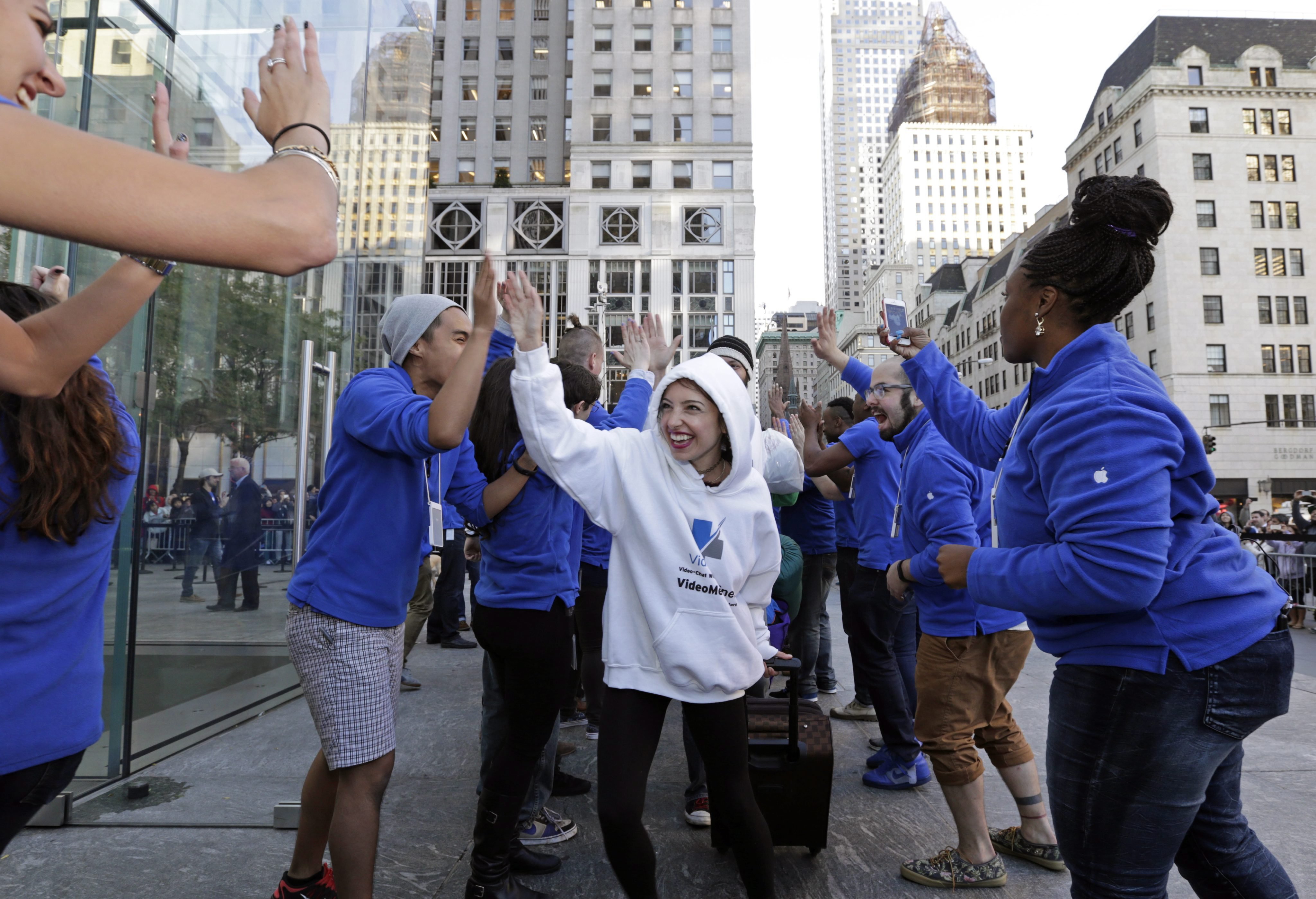 Apple iPhone 6 and iPhone 6 Plus go on sale in USA
