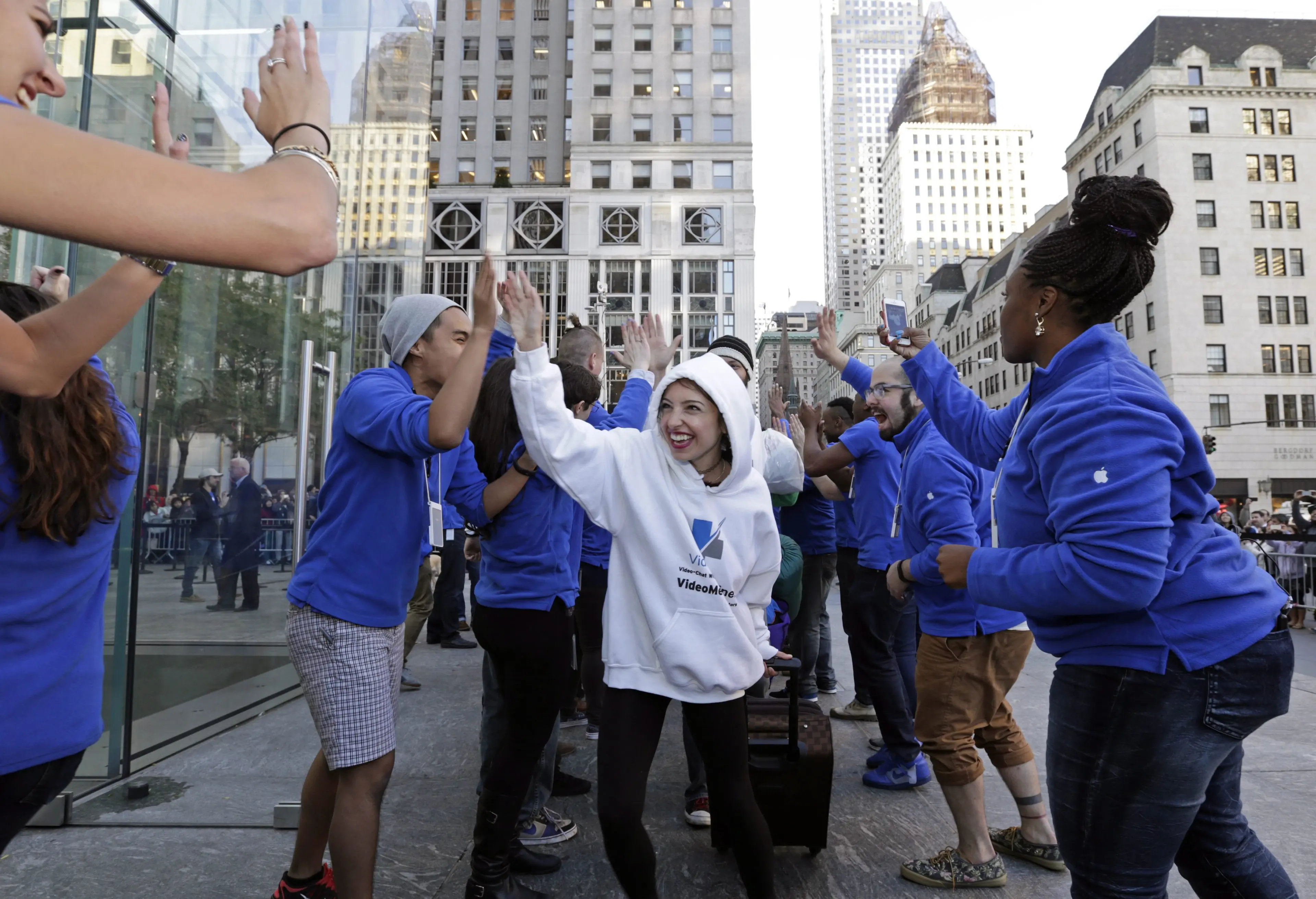 Apple iPhone 6 and iPhone 6 Plus go on sale in USA