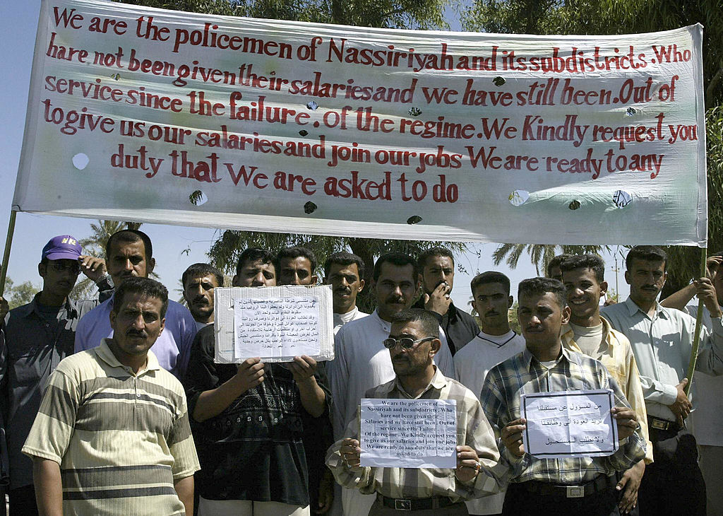 Iraqi policemen from Nassiriyah protest