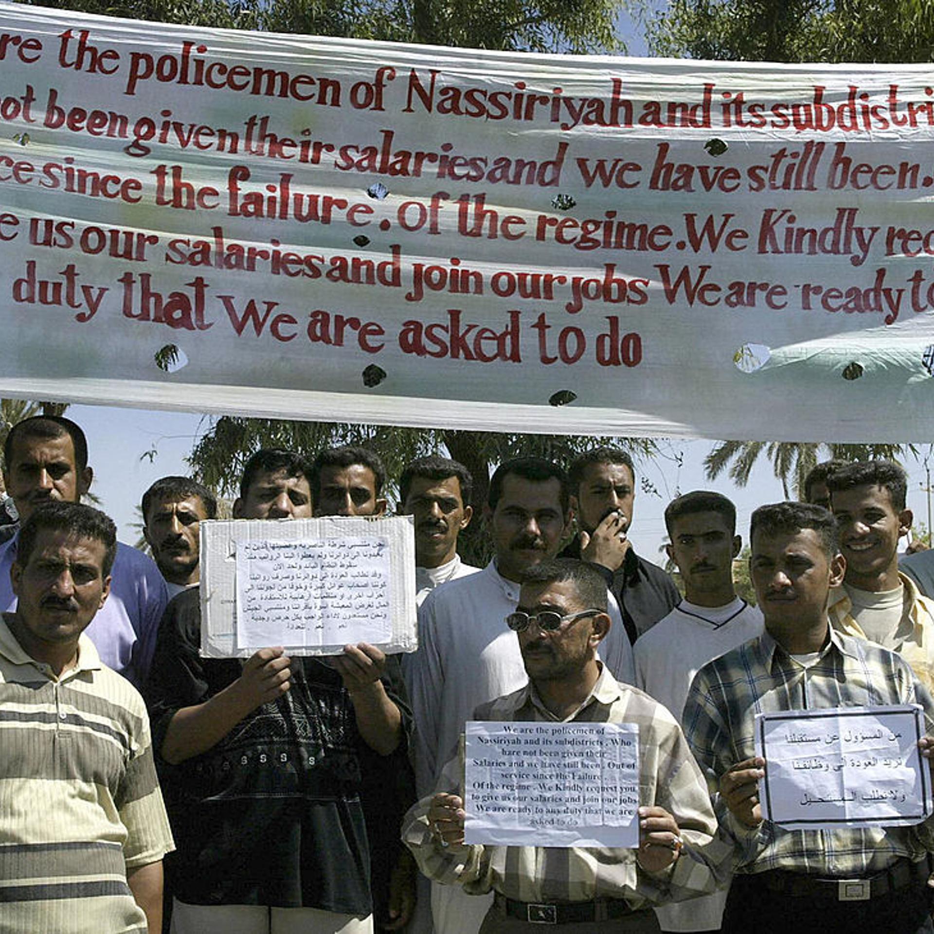 Iraqi policemen from Nassiriyah protest