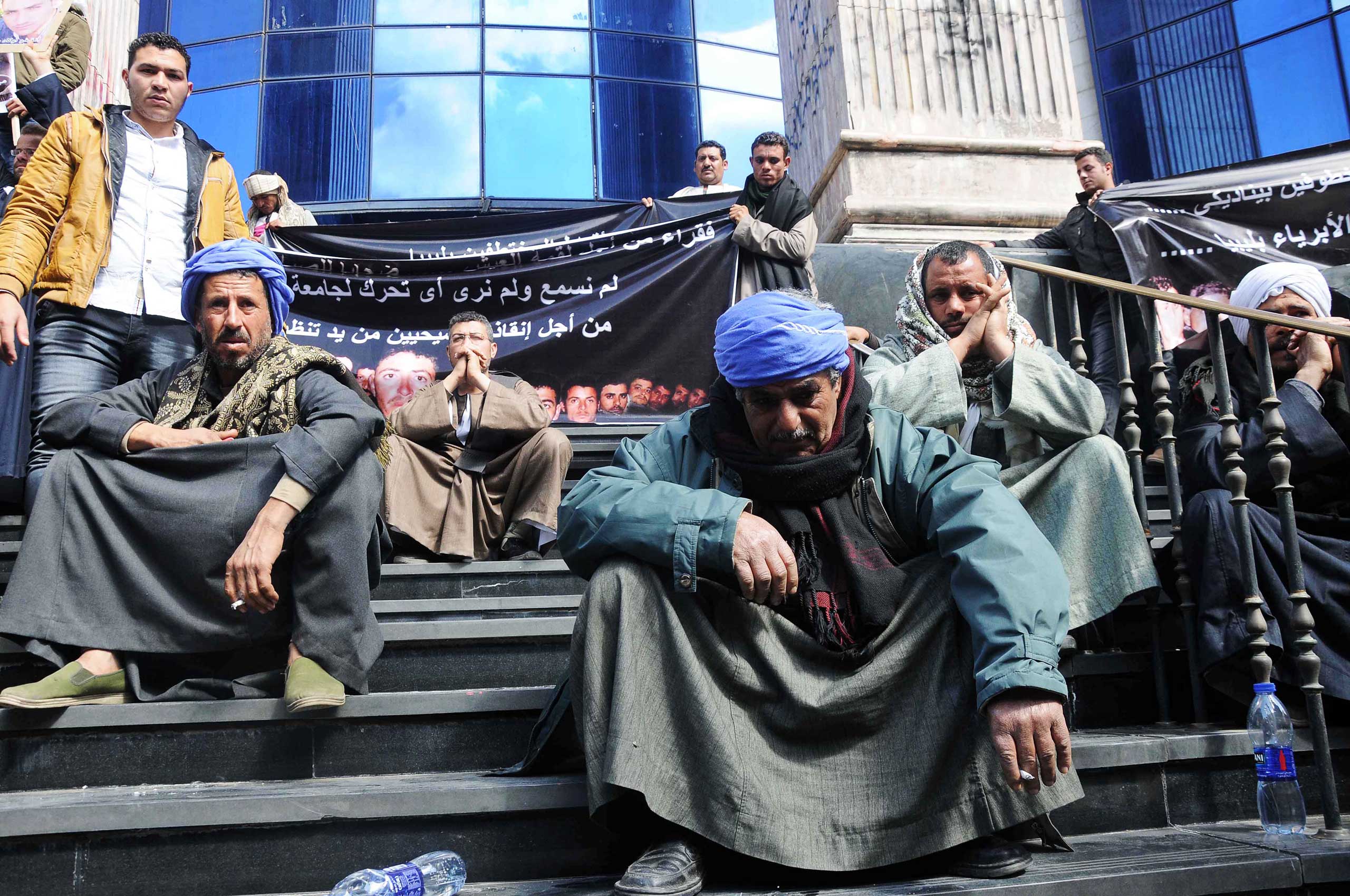 Egyptians demonstrate demanding the Government do more to rescue Copts kidnapped by IS in LIbya