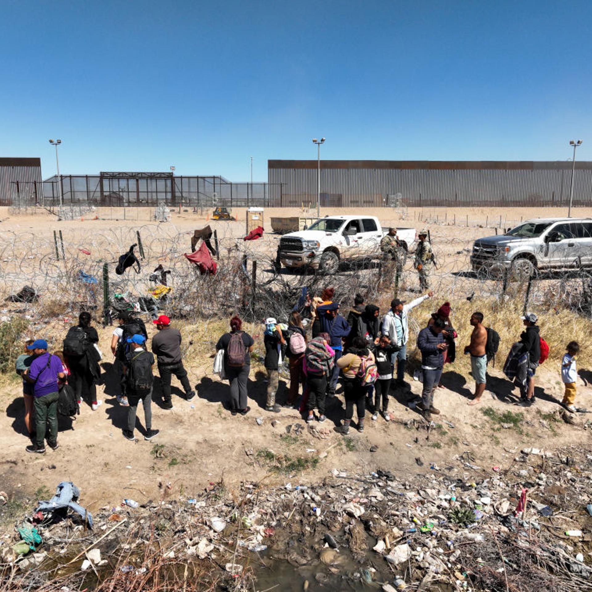Despite the wall and the barbed wire, migrants continue to cross border between El Paso and Ciudad Juarez