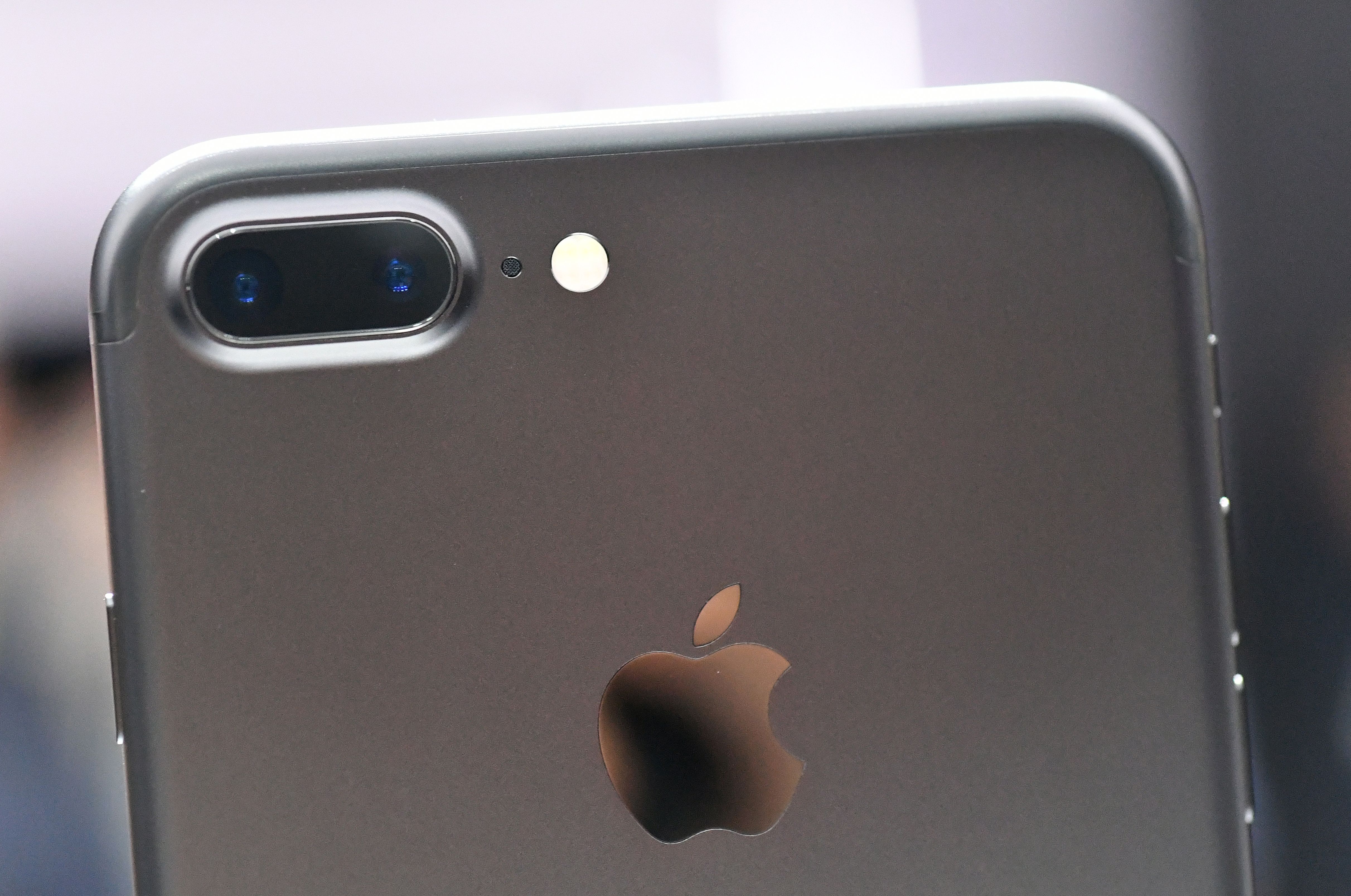 US-INTERNET-COMPUTERS-TELECOM-APPLE