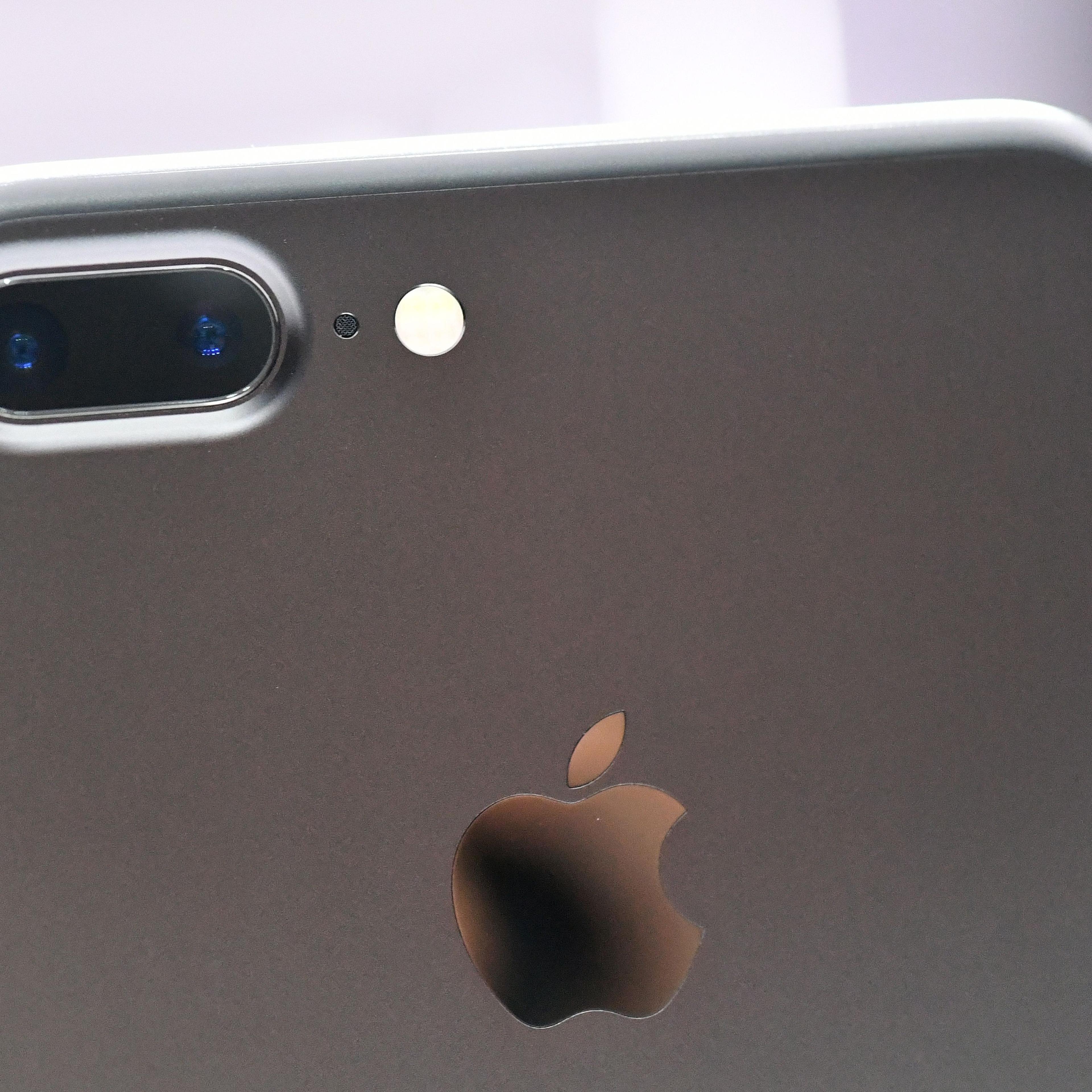 US-INTERNET-COMPUTERS-TELECOM-APPLE