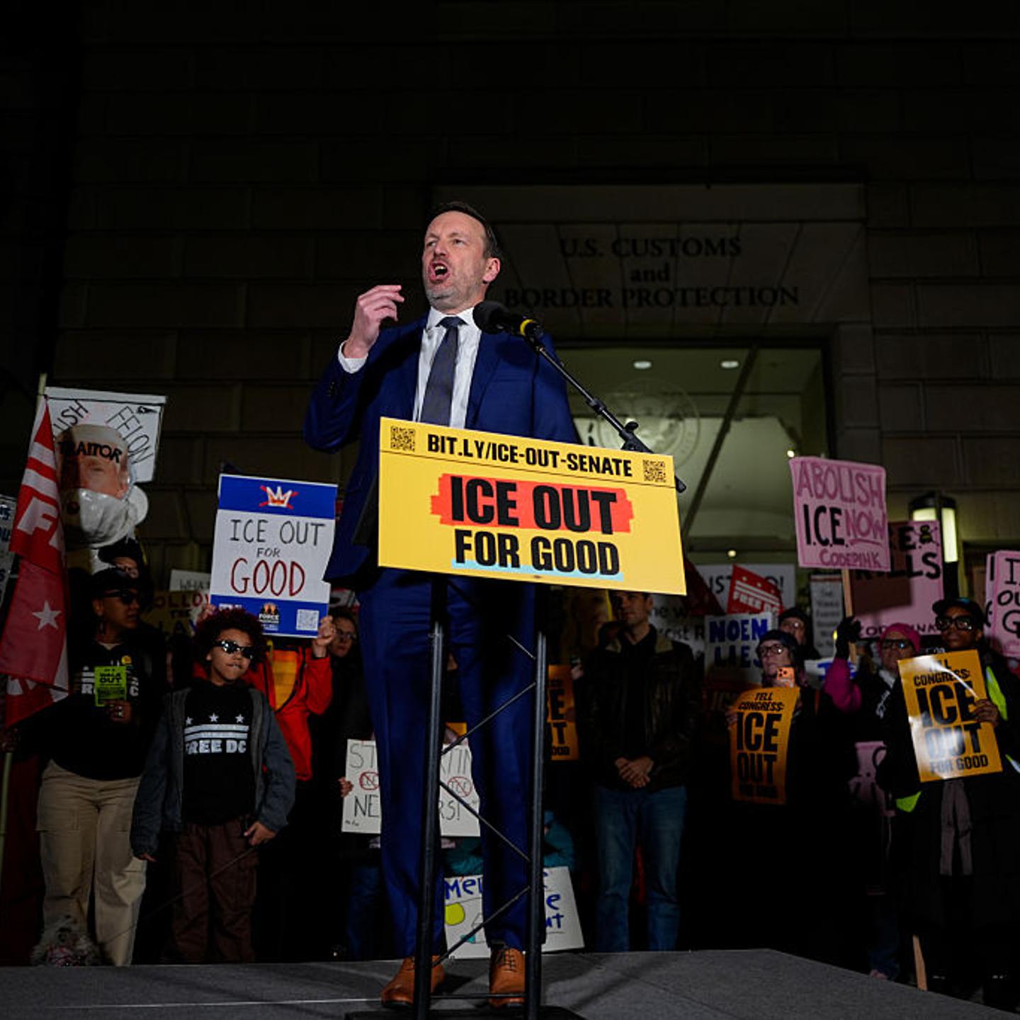 Demonstrators In Washington As ICE Minneapolis Shooting Sparks Anger And Deepens Divisions