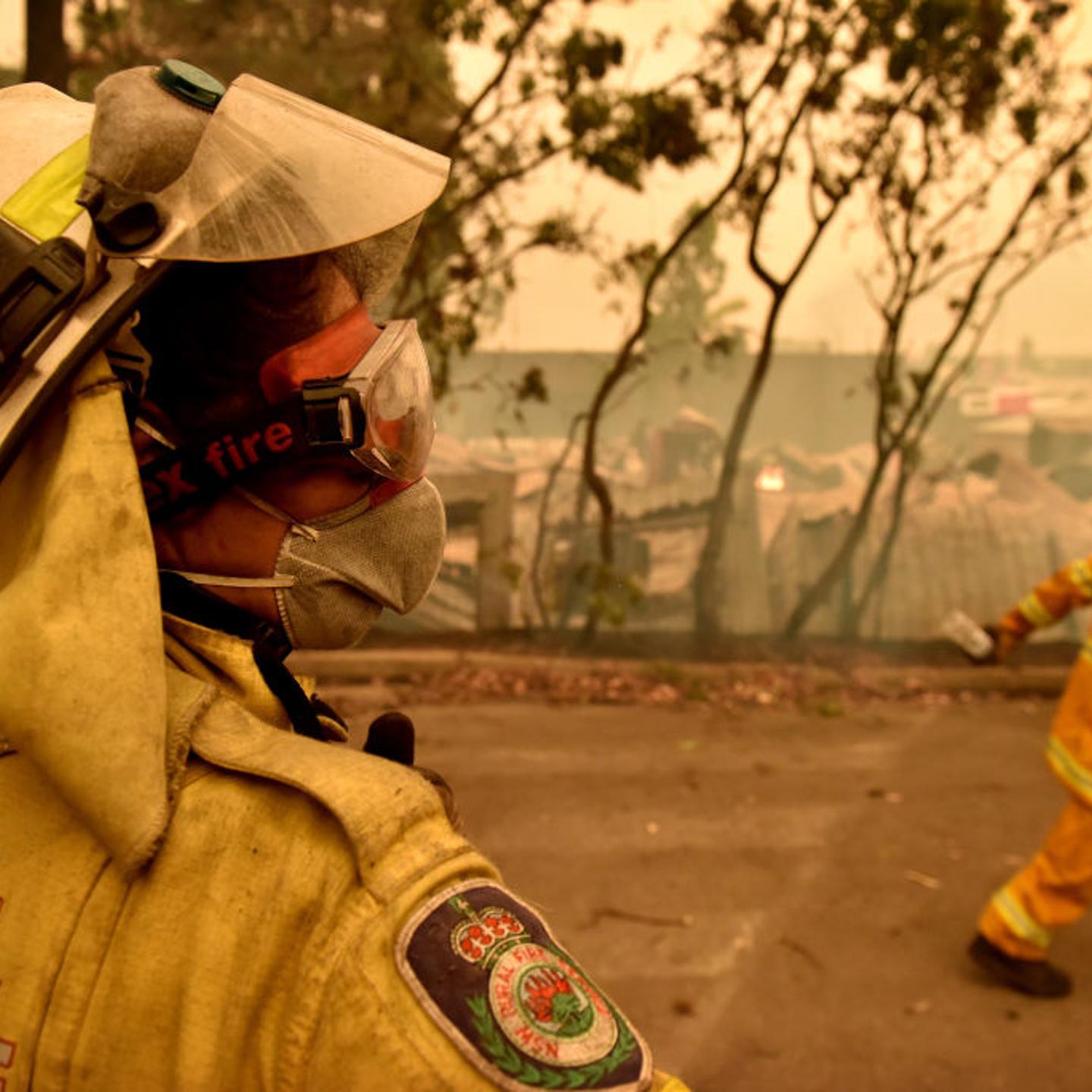 Fires Force Thousands Onto Beaches As Australia Crisis Worsens