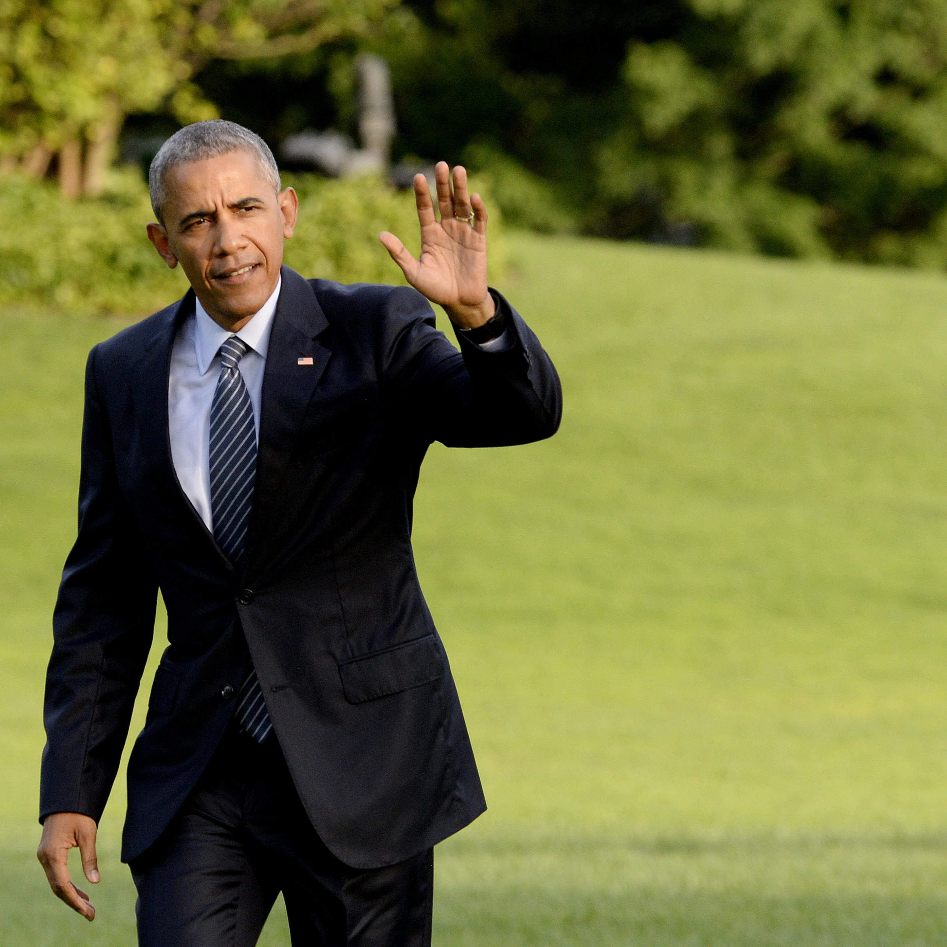 U.S. President Barack Obama waves upon returning to the White House July 5, 2016 in Washington, DC.
