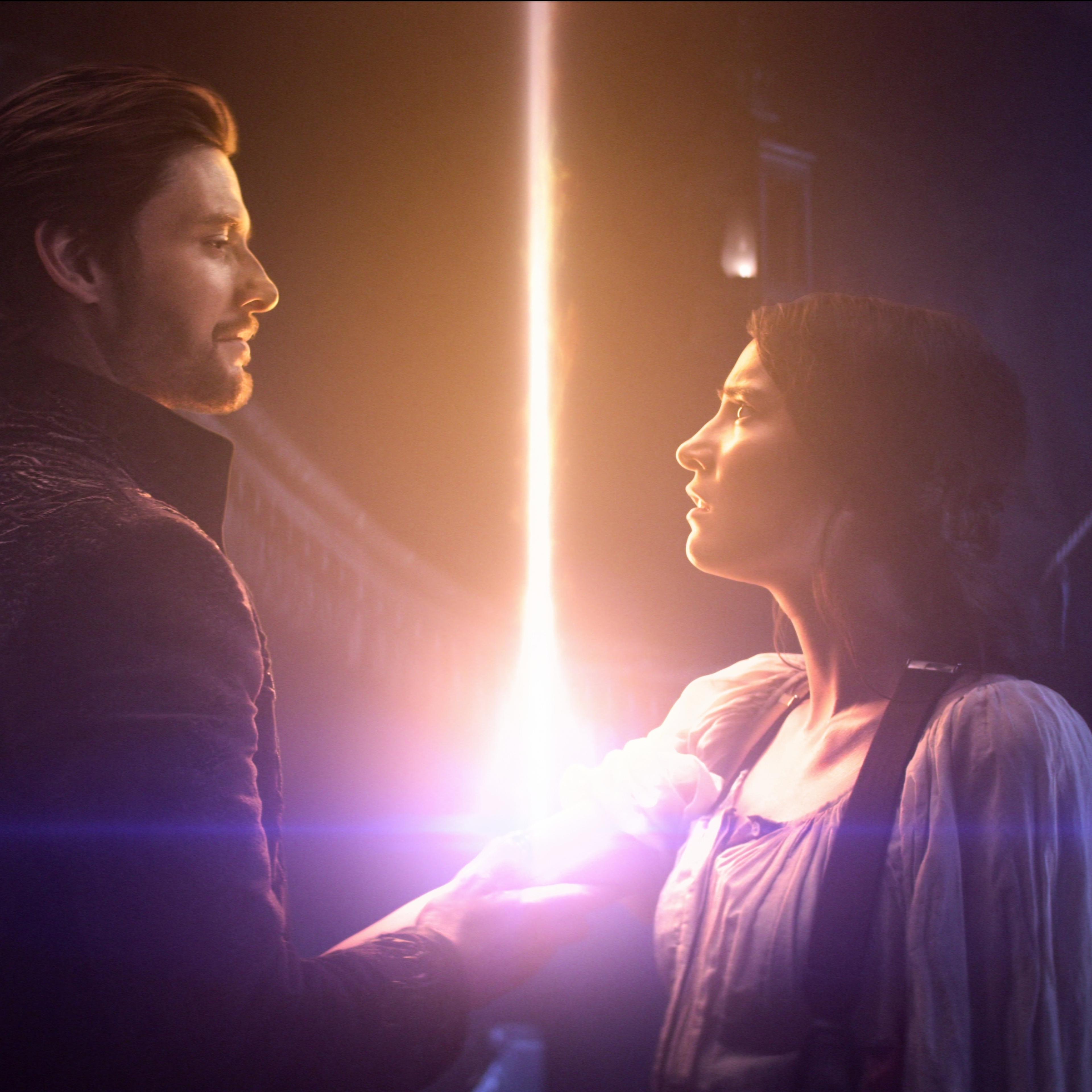 SHADOW AND BONE (L to R) BEN BARNES as THE DARKLING / GENERAL KIRIGAN and JESSIE MEI LI as ALINA STARKOV in SHADOW AND BONE Cr. COURTESY OF NETFLIX © 2021