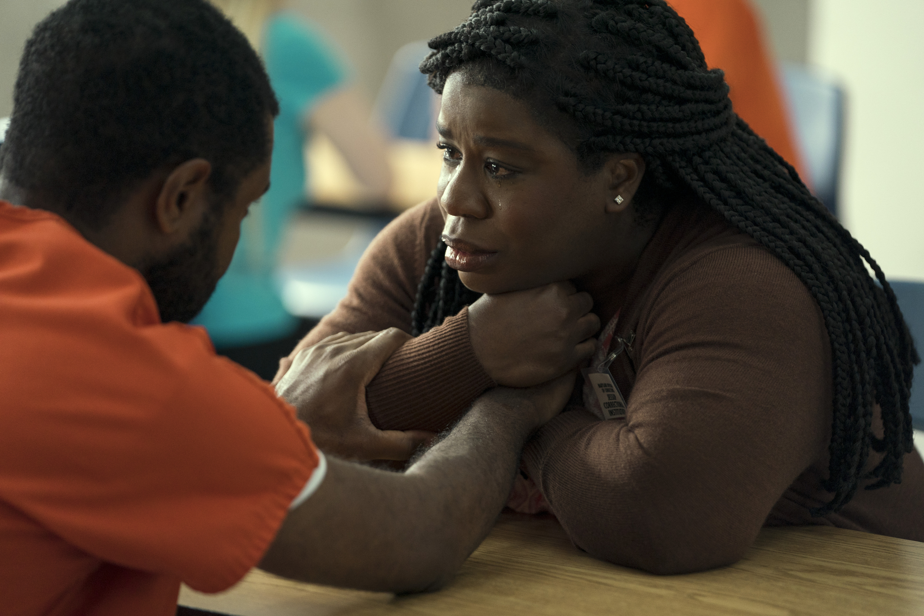 Painkiller. (L to R) Jamaal Grant as Shawn Flowers, Uzo Aduba as Edie in episode 106 of Painkiller. Cr. Keri Anderson/Netflix © 2023