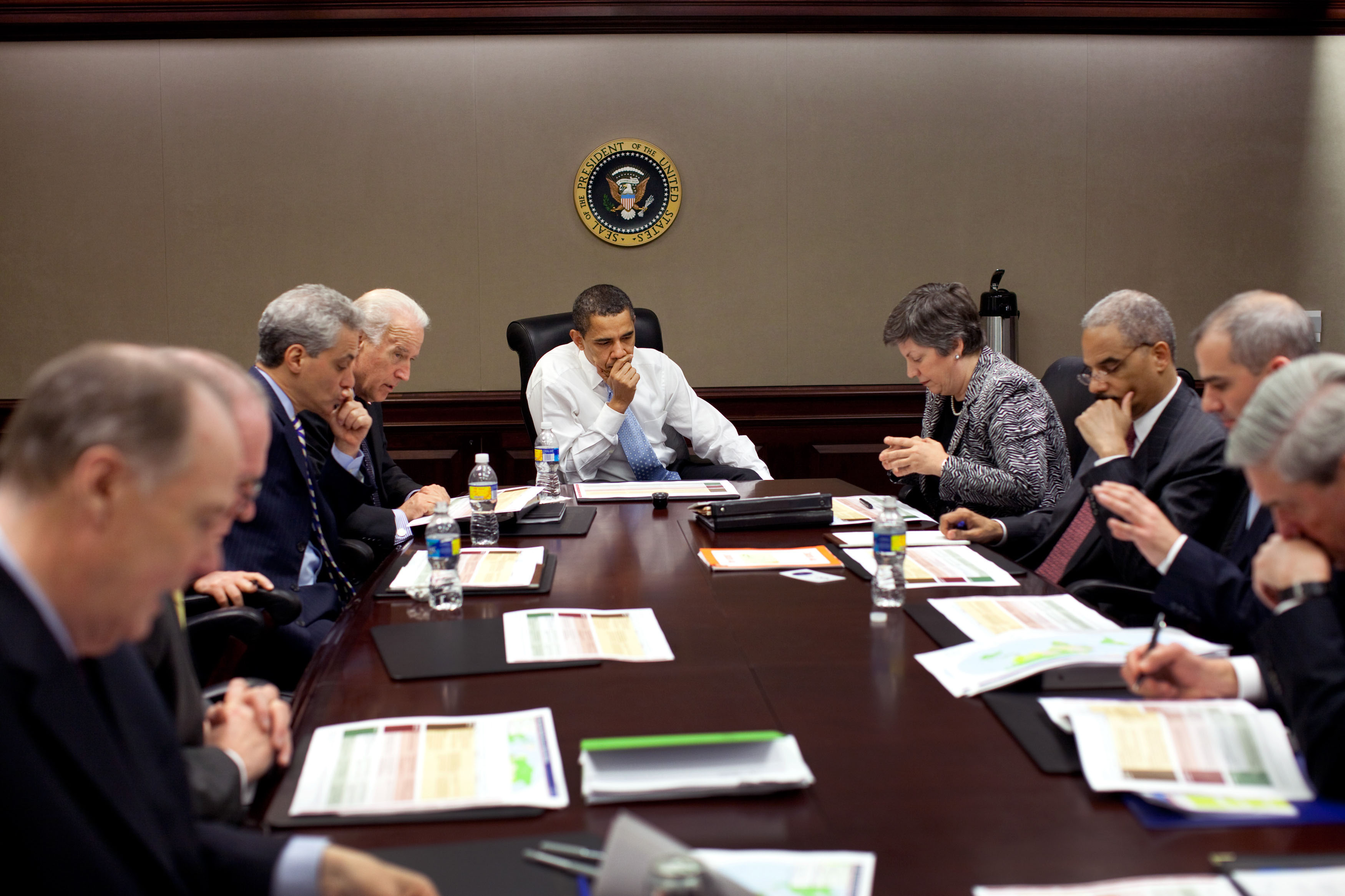obama-meeting-white-house-staff