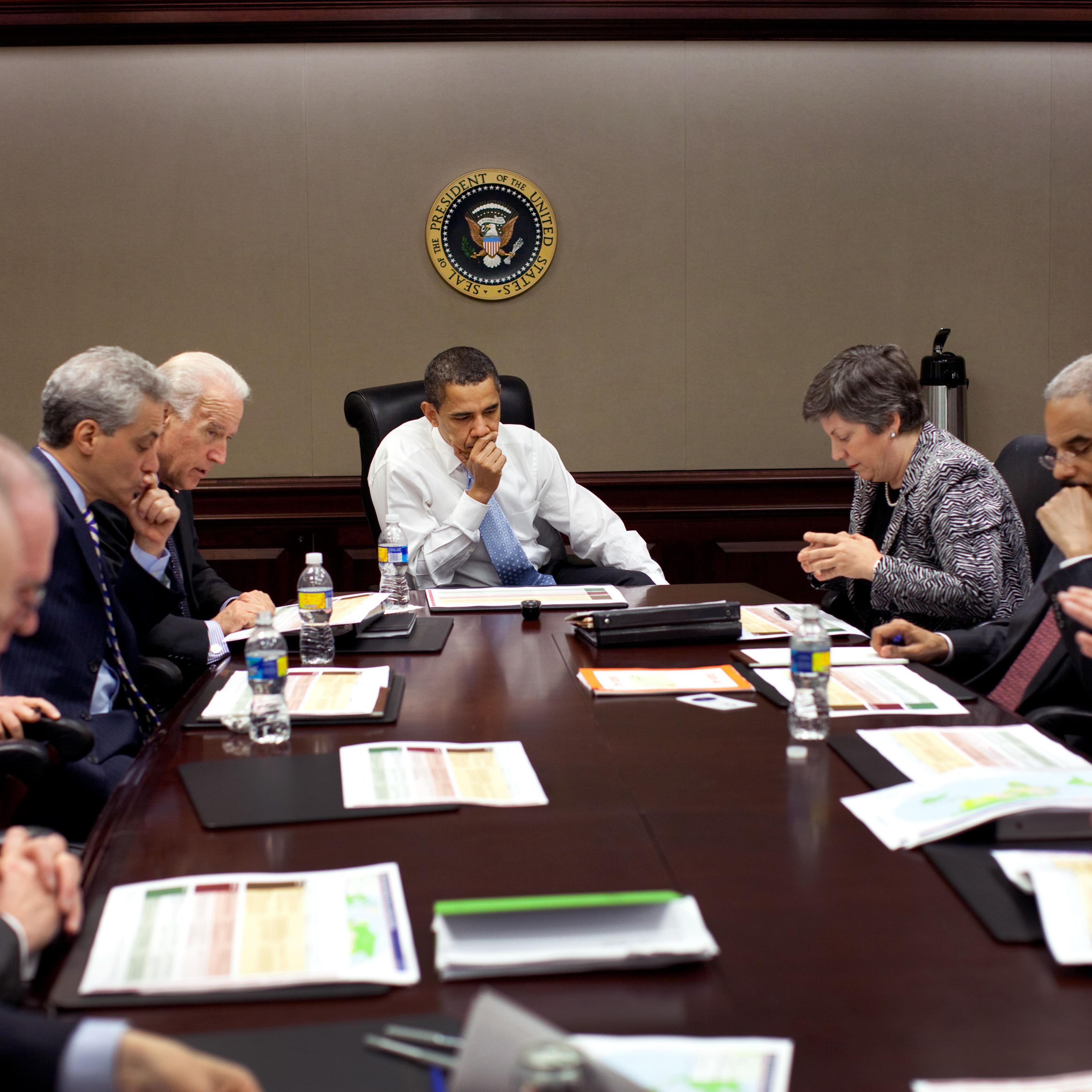 obama-meeting-white-house-staff