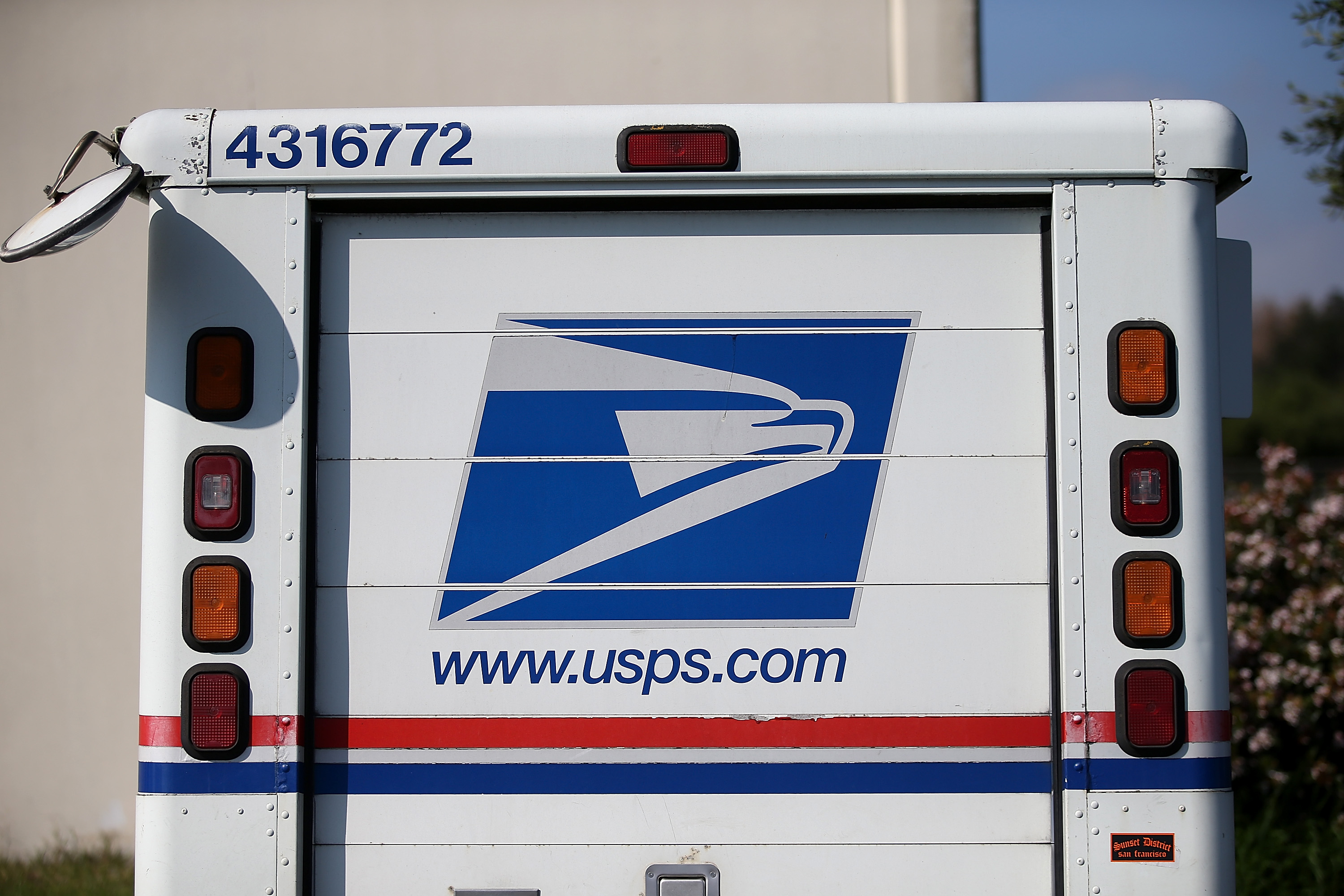 US Postal Services Looks To Redesign Its Truck Fleet