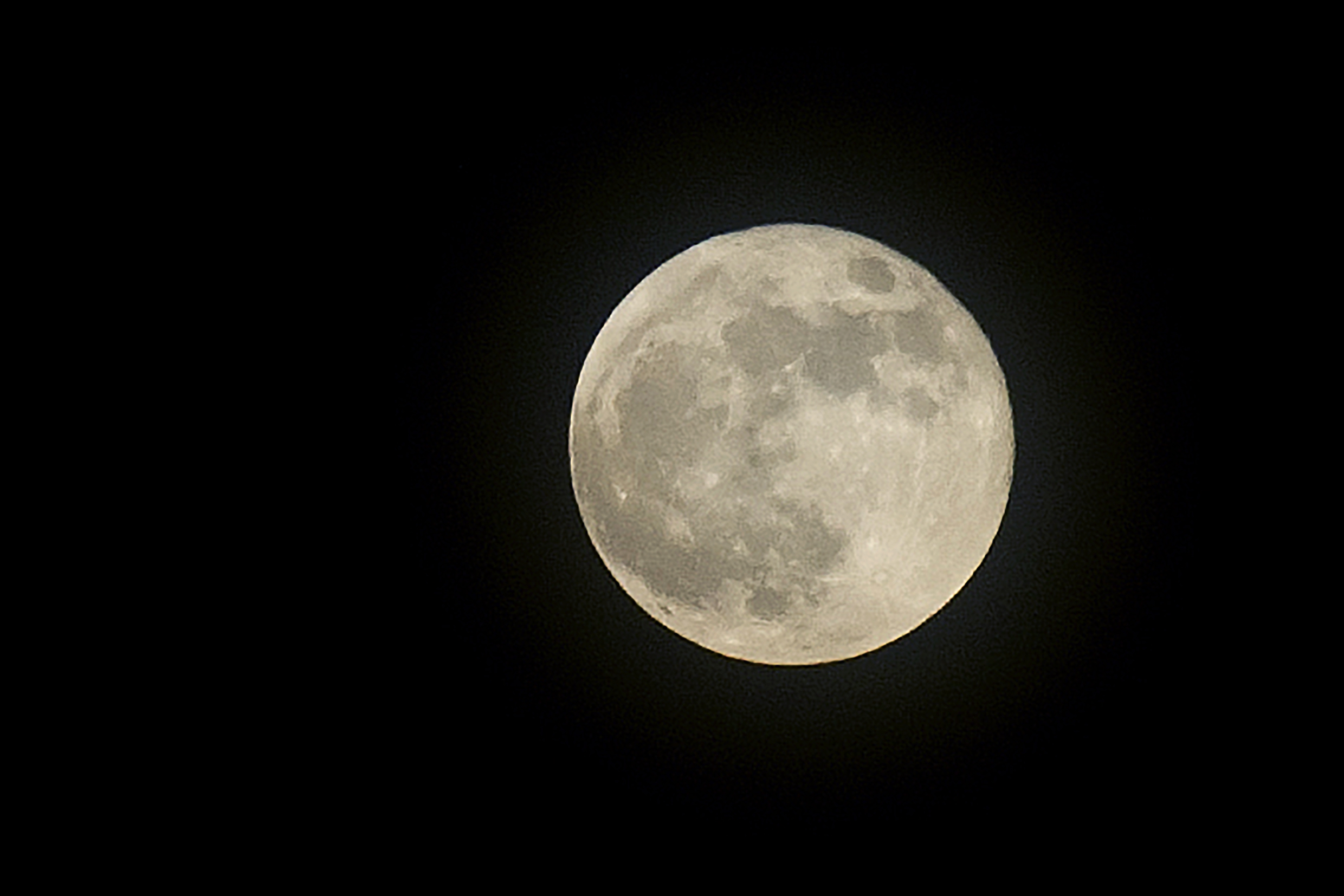 Supermoon Lights up Moon Festival in Hong Kong