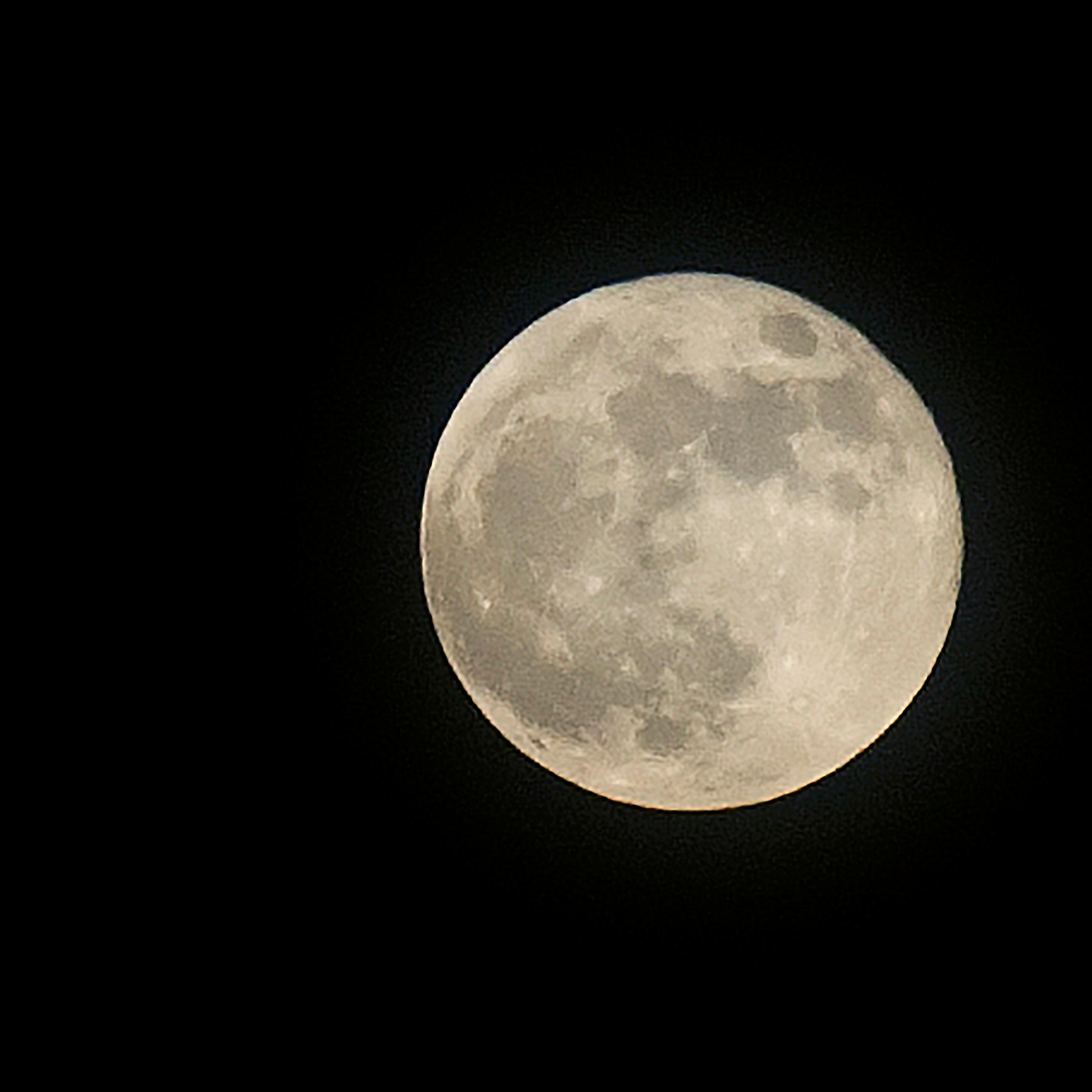 Supermoon Lights up Moon Festival in Hong Kong