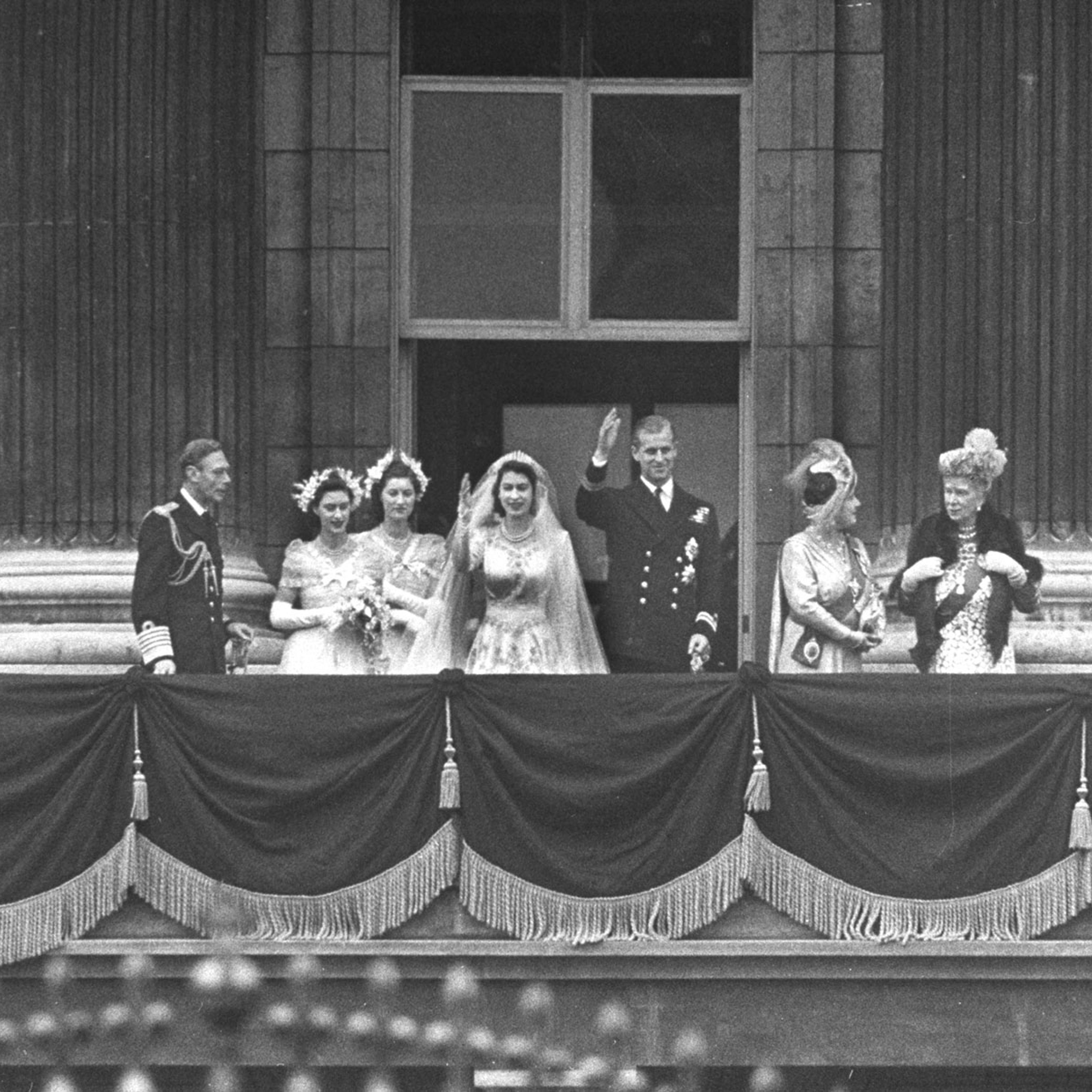 Royals on the balcony of Buckingham Palace: (l. to r.) King George VI, Princess Margaret Rose, unidentified, Princess Elizabeth, Prince Philip, Queen Elizabeth and Queen Mother Mary after wedding of Elizabeth and Philip.
