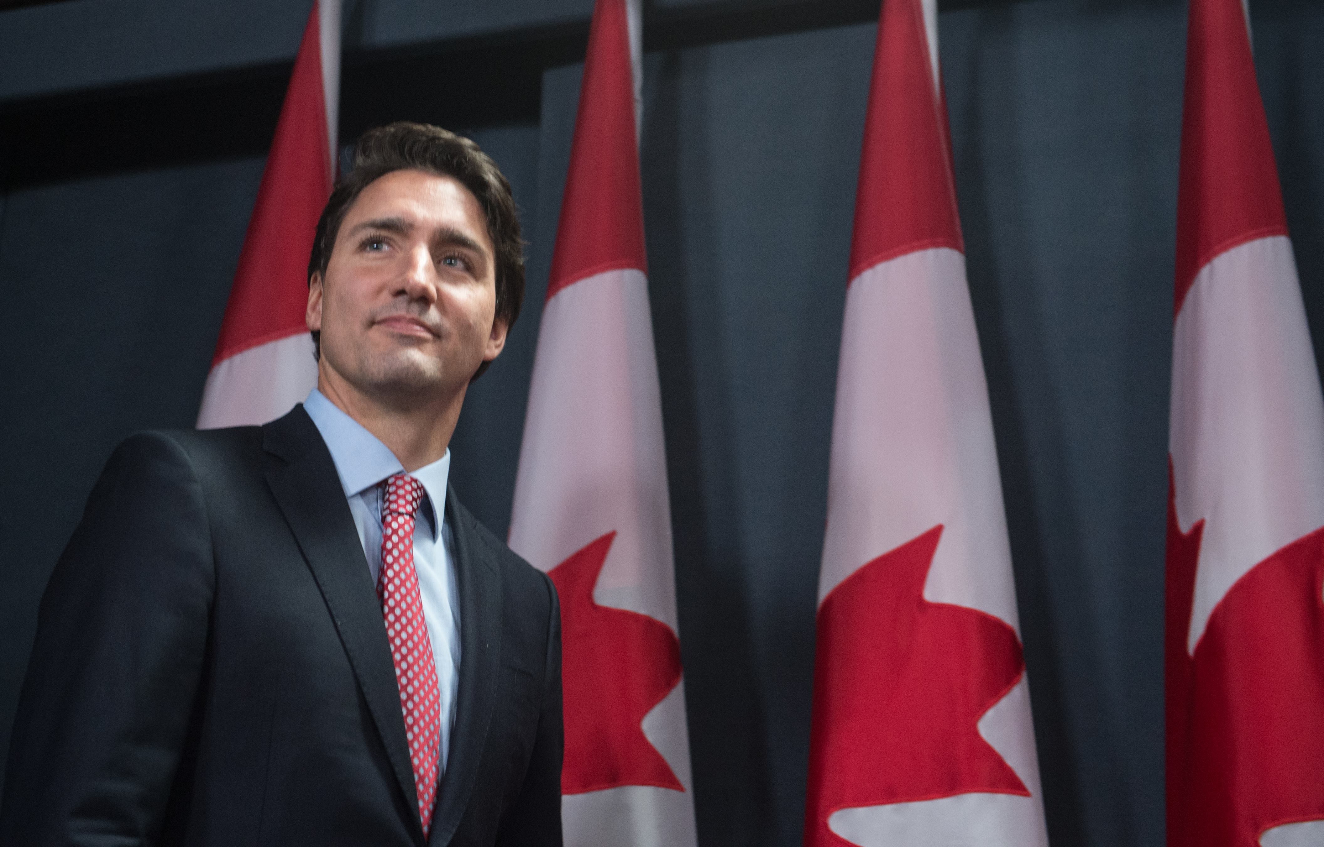 justin-trudeau-syrian-refugees-first-plane.