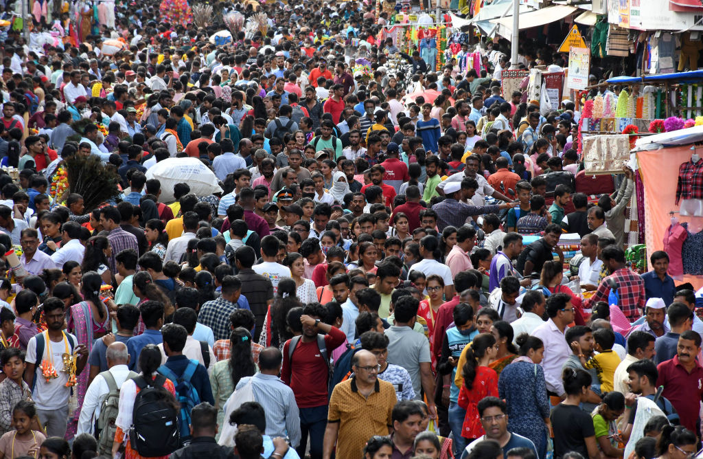 Crowd of people throng Dadar market to shop ahead of