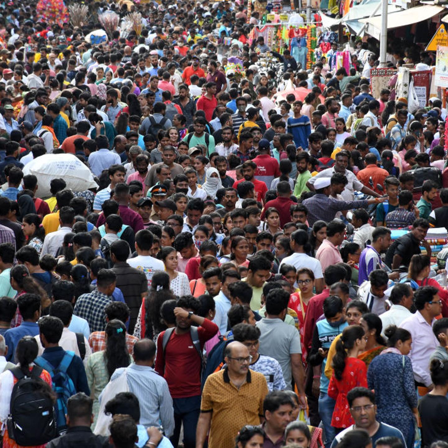 Crowd of people throng Dadar market to shop ahead of