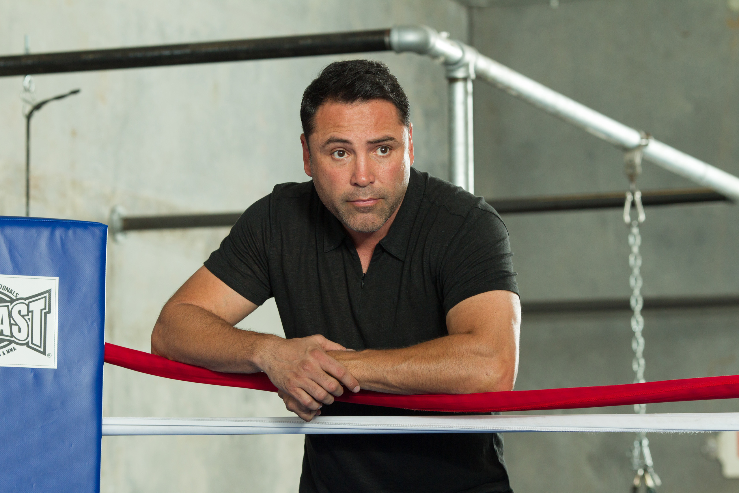 Oscar De La Hoya watches Amir Khan train during an open media workout in Hayward, Calif., April 18, 2016.