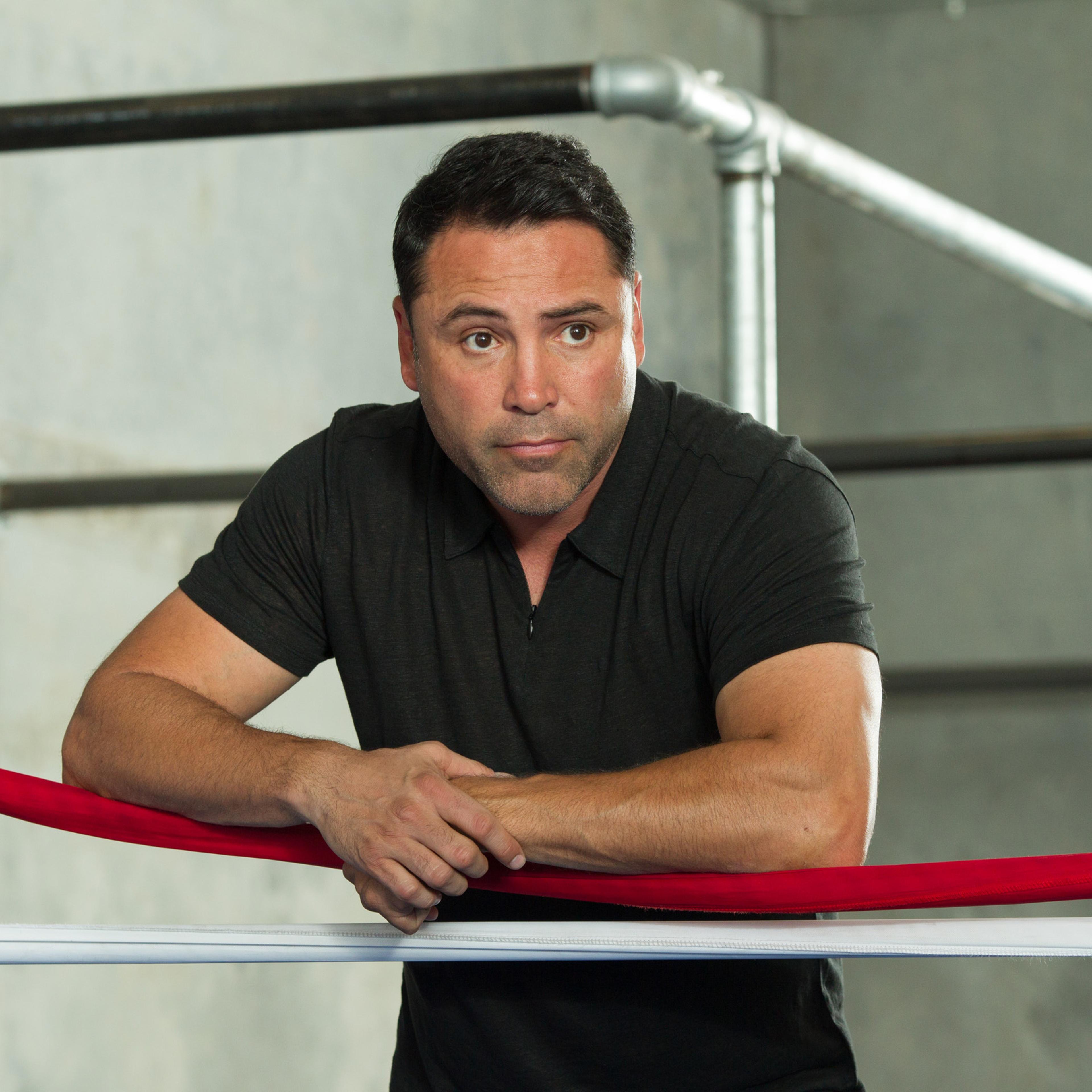 Oscar De La Hoya watches Amir Khan train during an open media workout in Hayward, Calif., April 18, 2016.