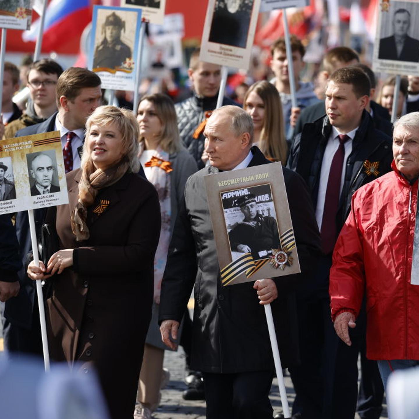 'Immortal Regiment' marches through Moscow for Victory Day