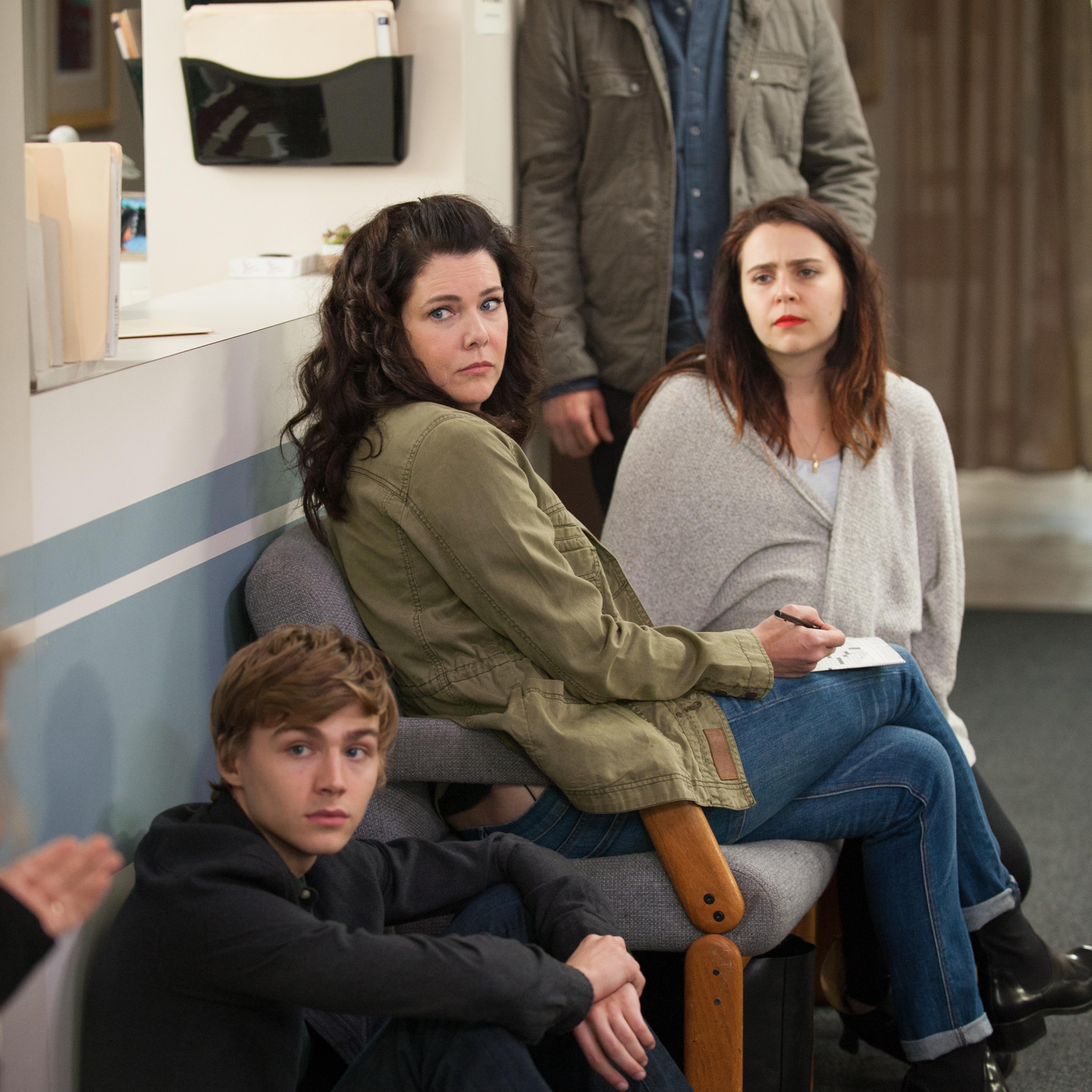 From left: Miles Heizer as Drew Holt, Lauren Graham as Sarah Braverman, Mae Whitman as Amber Holt and Ray Romano as Hank Rizzoli in the "How Did We Get Here?" episode of 'Parenthood'.