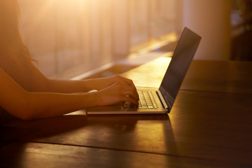 woman-using-computer