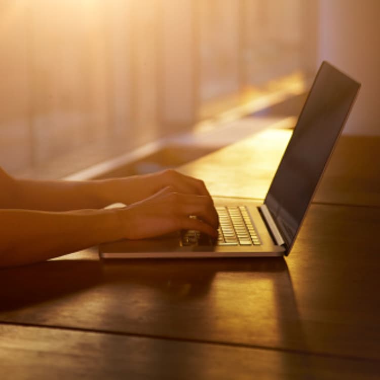 woman-using-computer