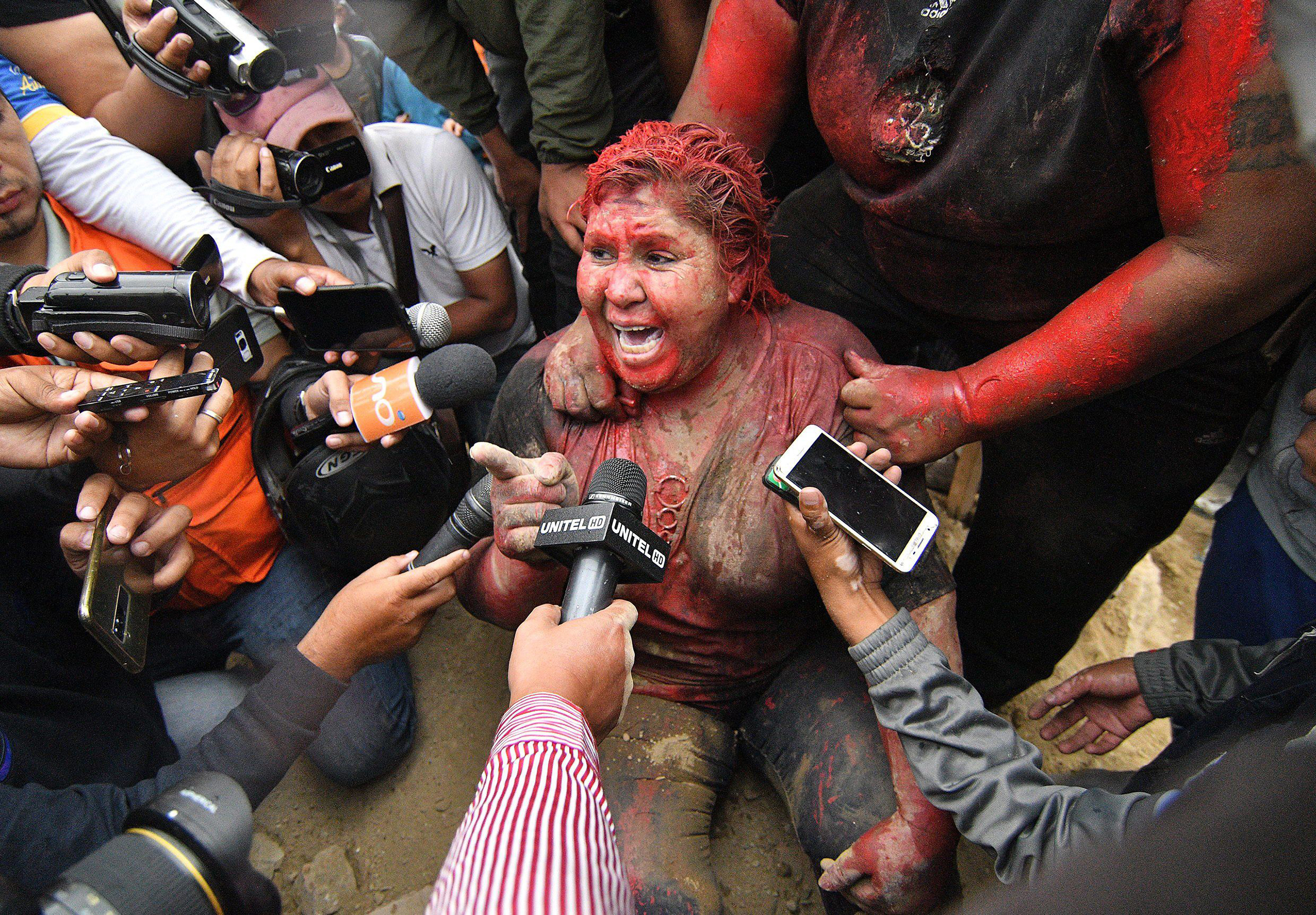 A mob burns a Town Hall and veils its Mayor in Bolivia, Vinto - 06 Nov 2019