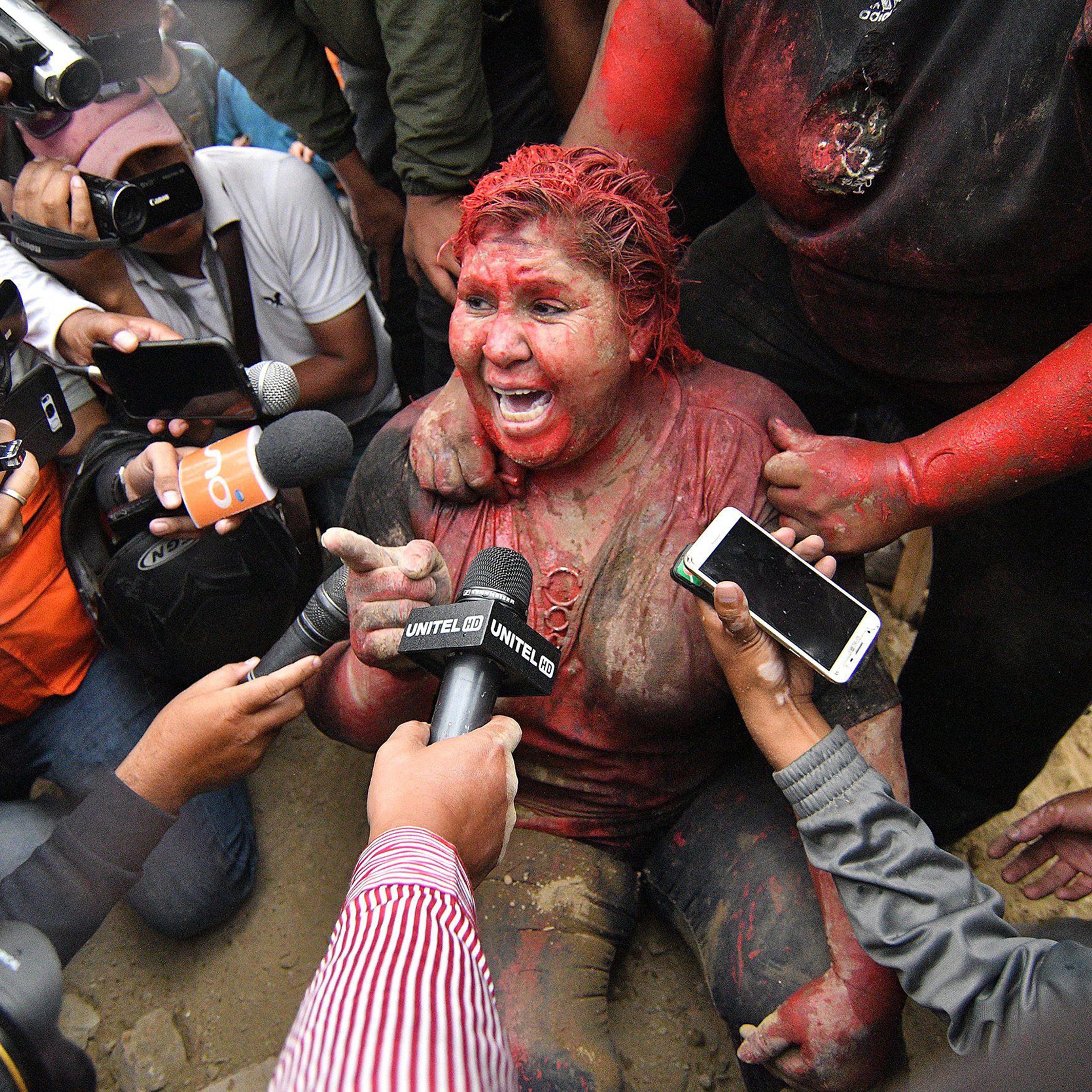 A mob burns a Town Hall and veils its Mayor in Bolivia, Vinto - 06 Nov 2019