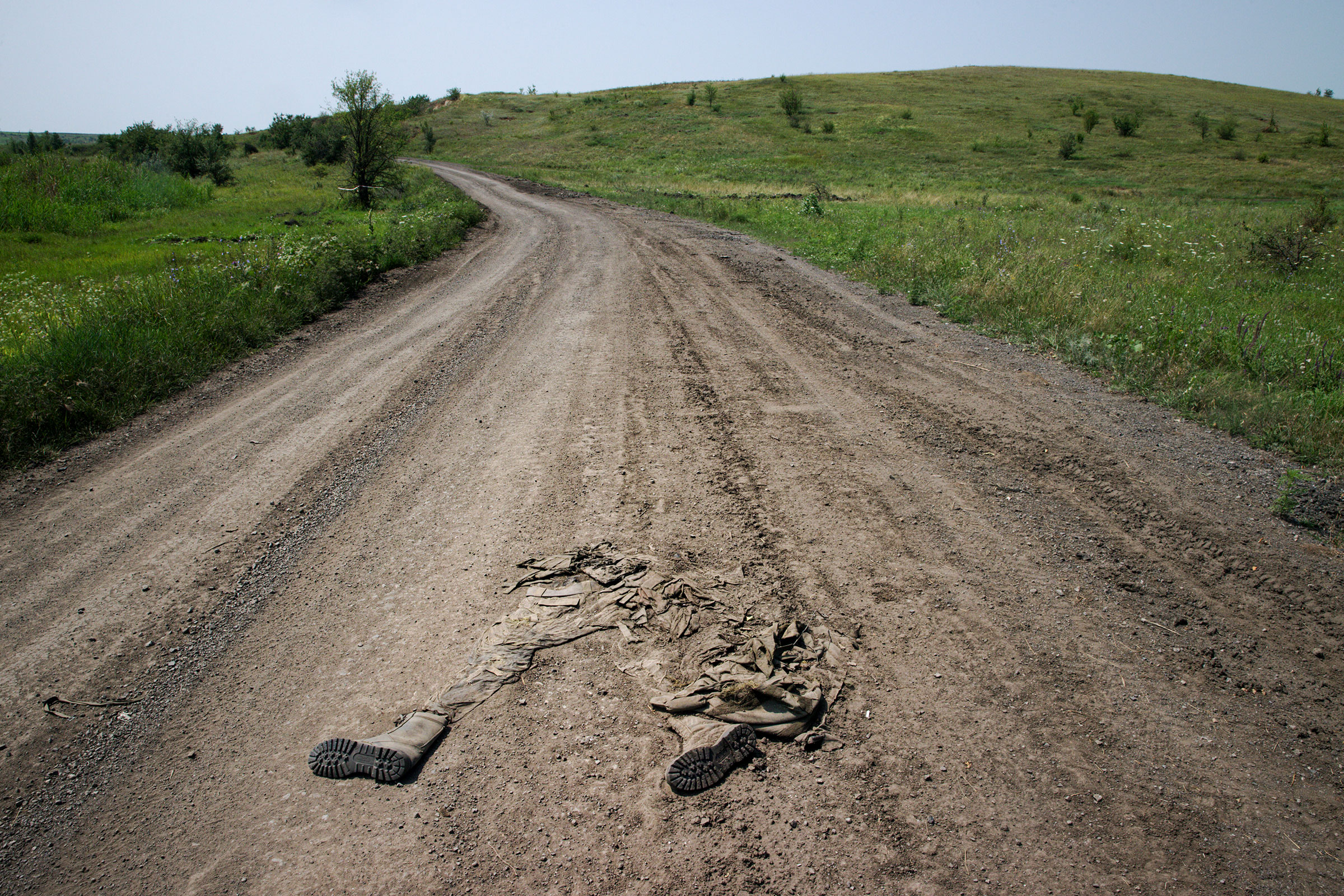 The body of a Russian soldier outside Makarivka, in the Zaporizhzhia region of southern Ukraine, on July 26, 2023. (Tyler Hicks/The New York Times)