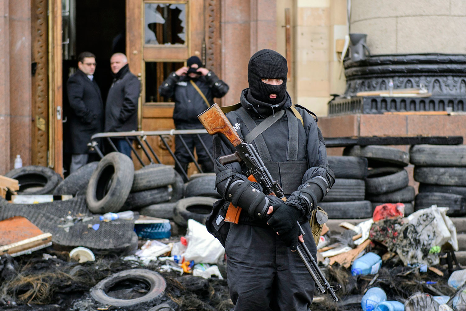 A masked member of the Ukrainian special forces stands guard outside the regional administration building in Kharkiv, April 8, 2014.