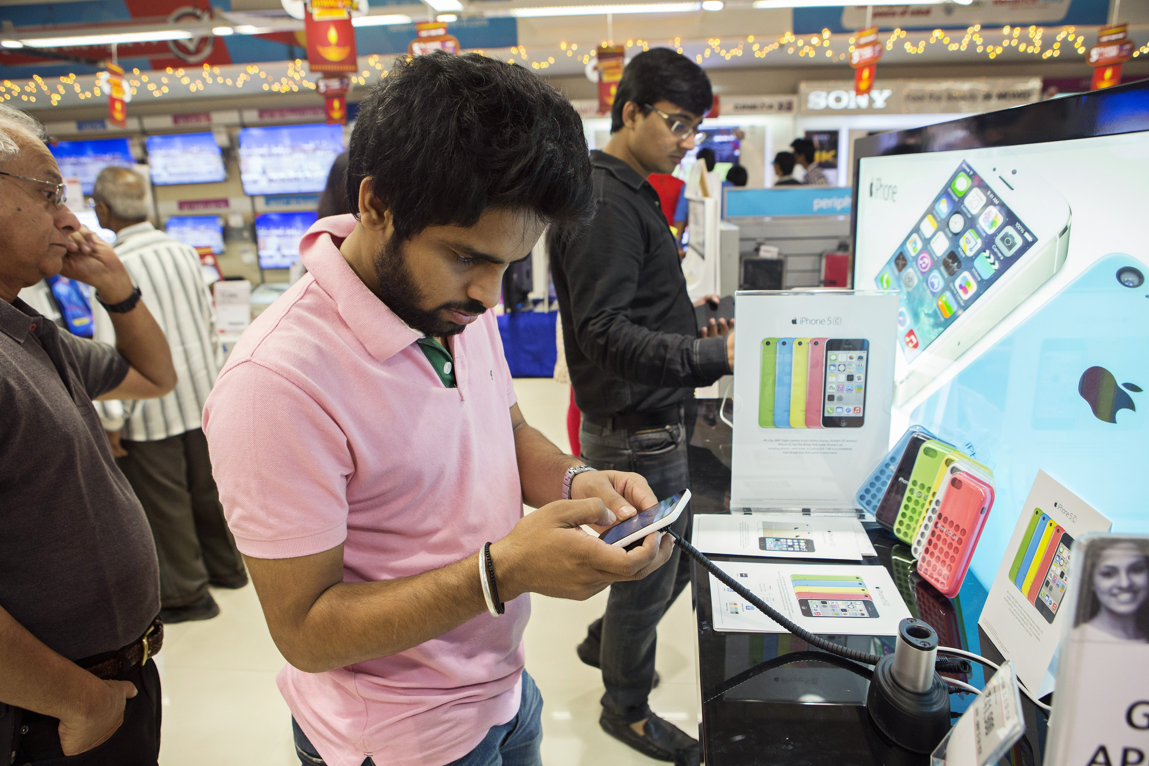 New iPhones Released In India As Apple Inc. Attempts To Lure Diwali Shoppers