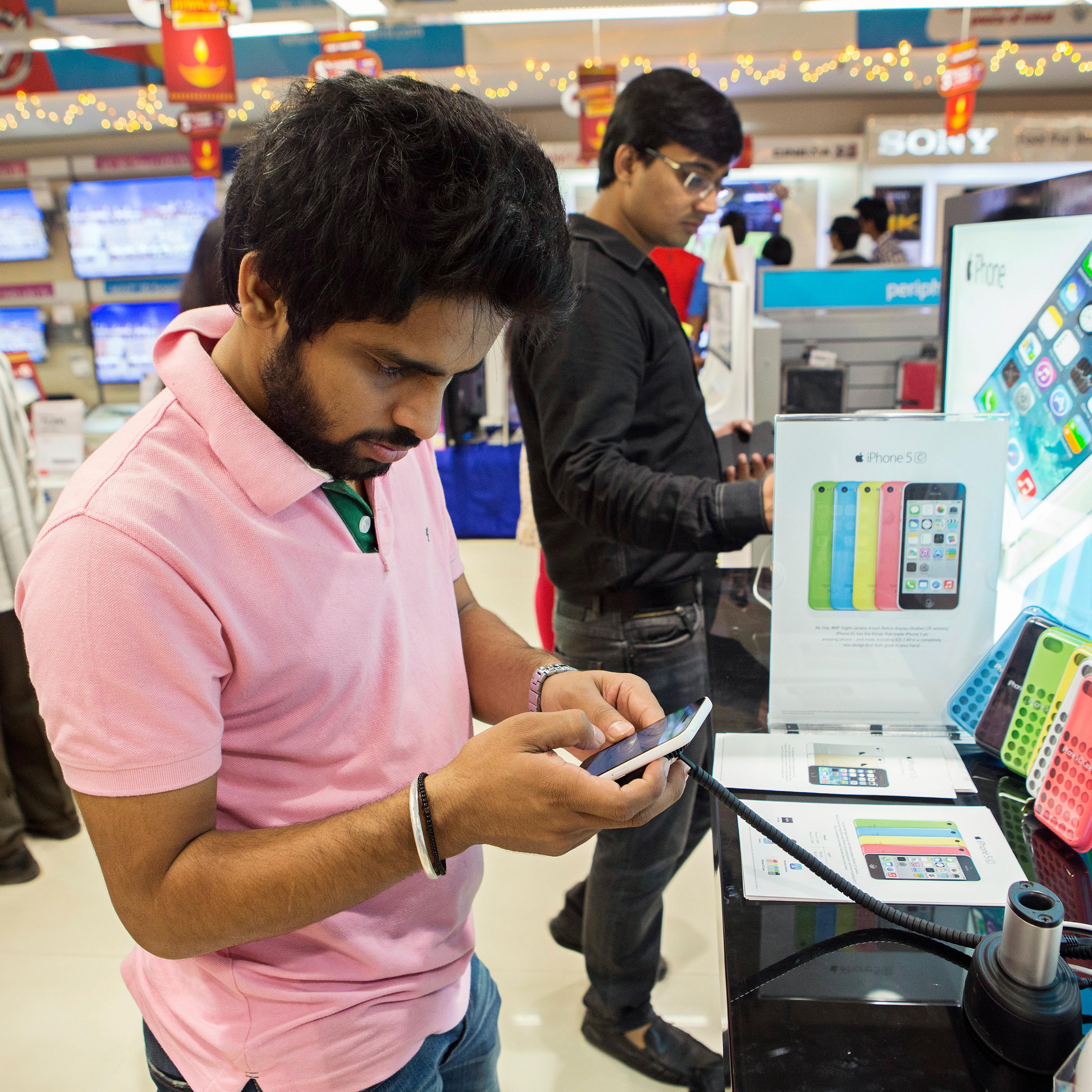 New iPhones Released In India As Apple Inc. Attempts To Lure Diwali Shoppers