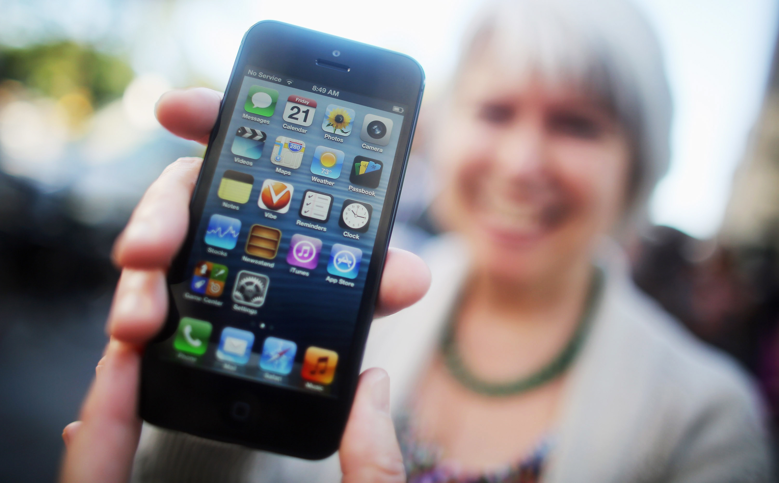 Hotly Anticipated iPhone 5 Goes In Sale In Stores