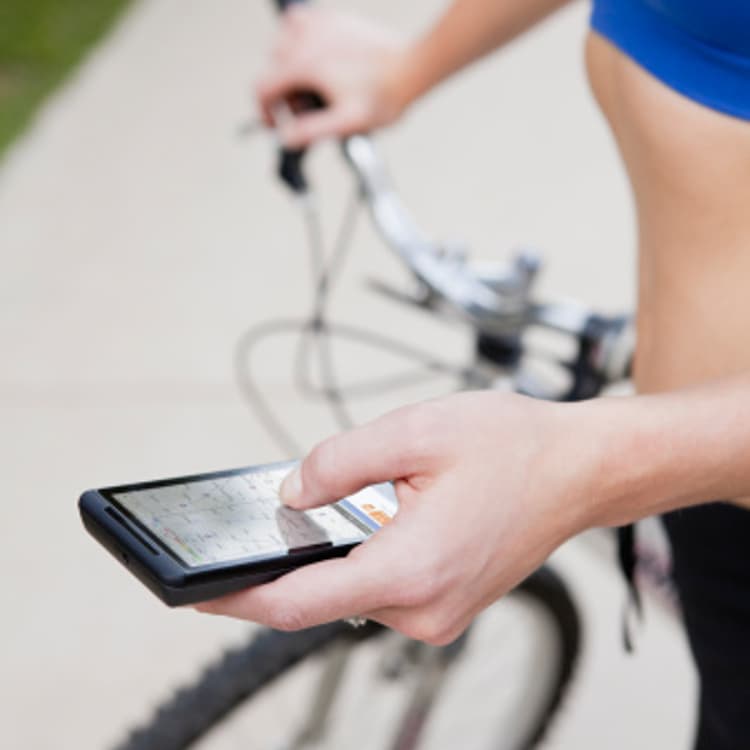 woman-cyclist-smartphone