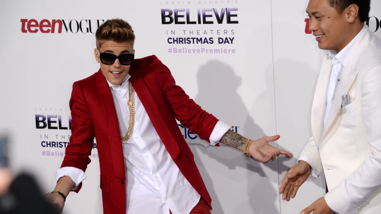 This time the pop star apologized for honoring Japanese war criminals.