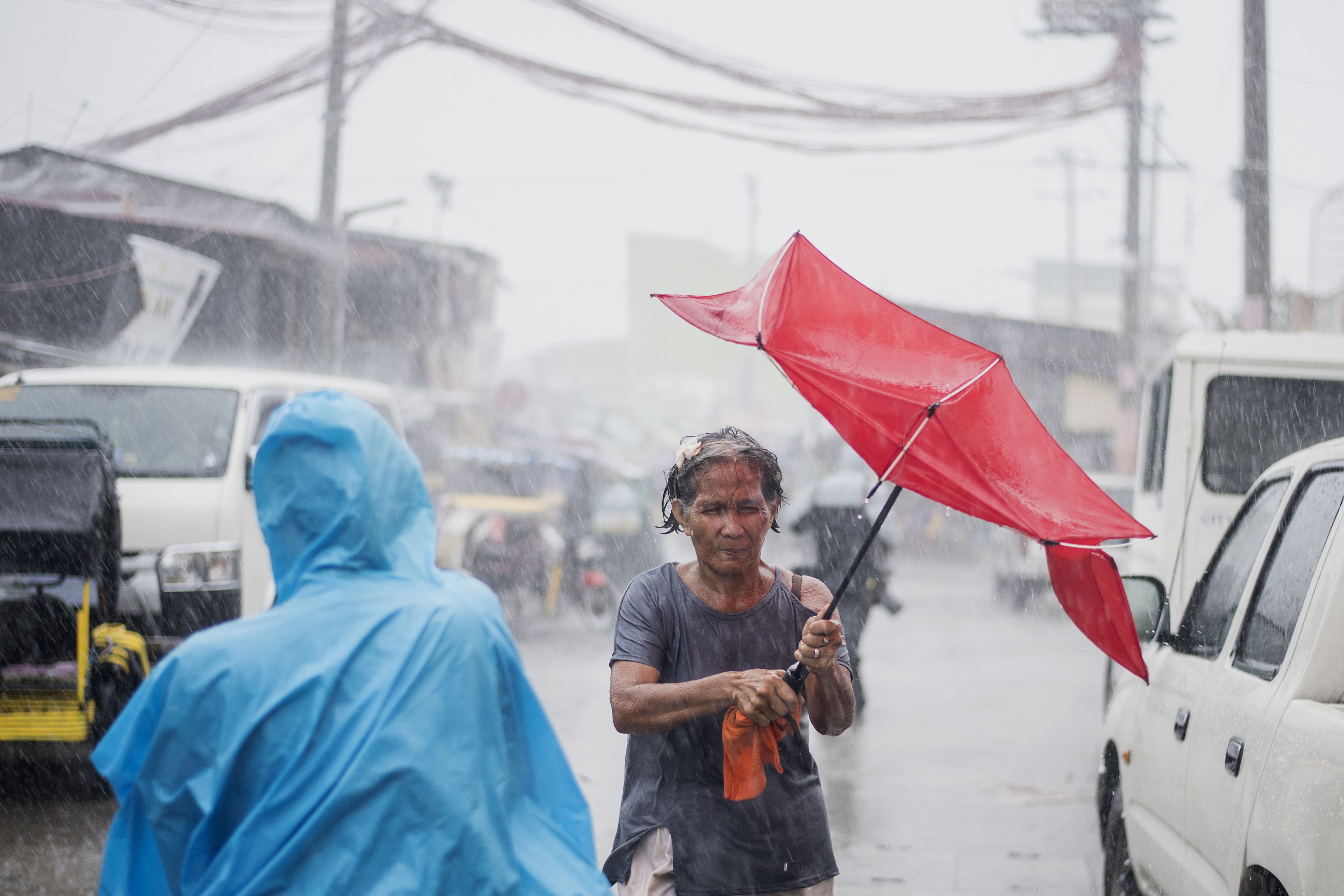 TOPSHOT-PHILIPPINES-HONG KONG-TAIWAN-WEATHER-TYPHOON-MANGKHUT