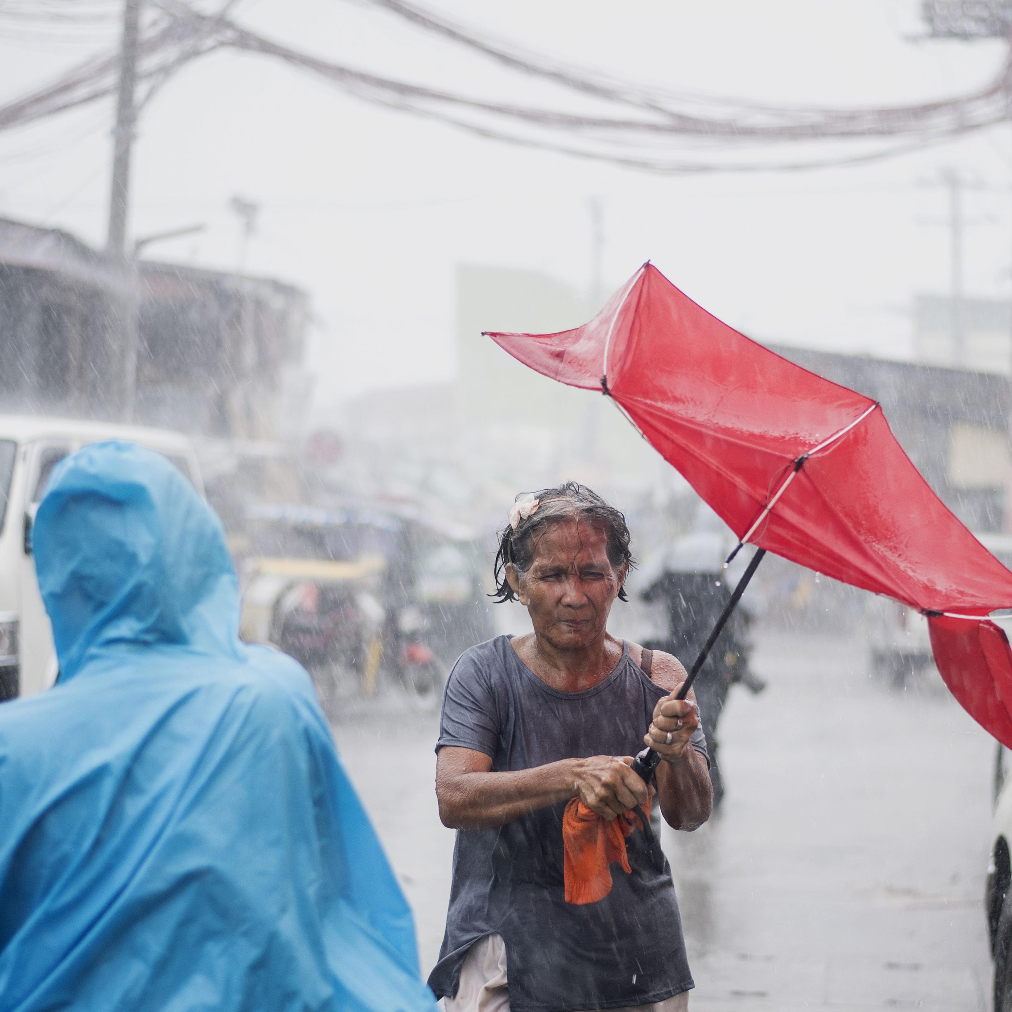 TOPSHOT-PHILIPPINES-HONG KONG-TAIWAN-WEATHER-TYPHOON-MANGKHUT