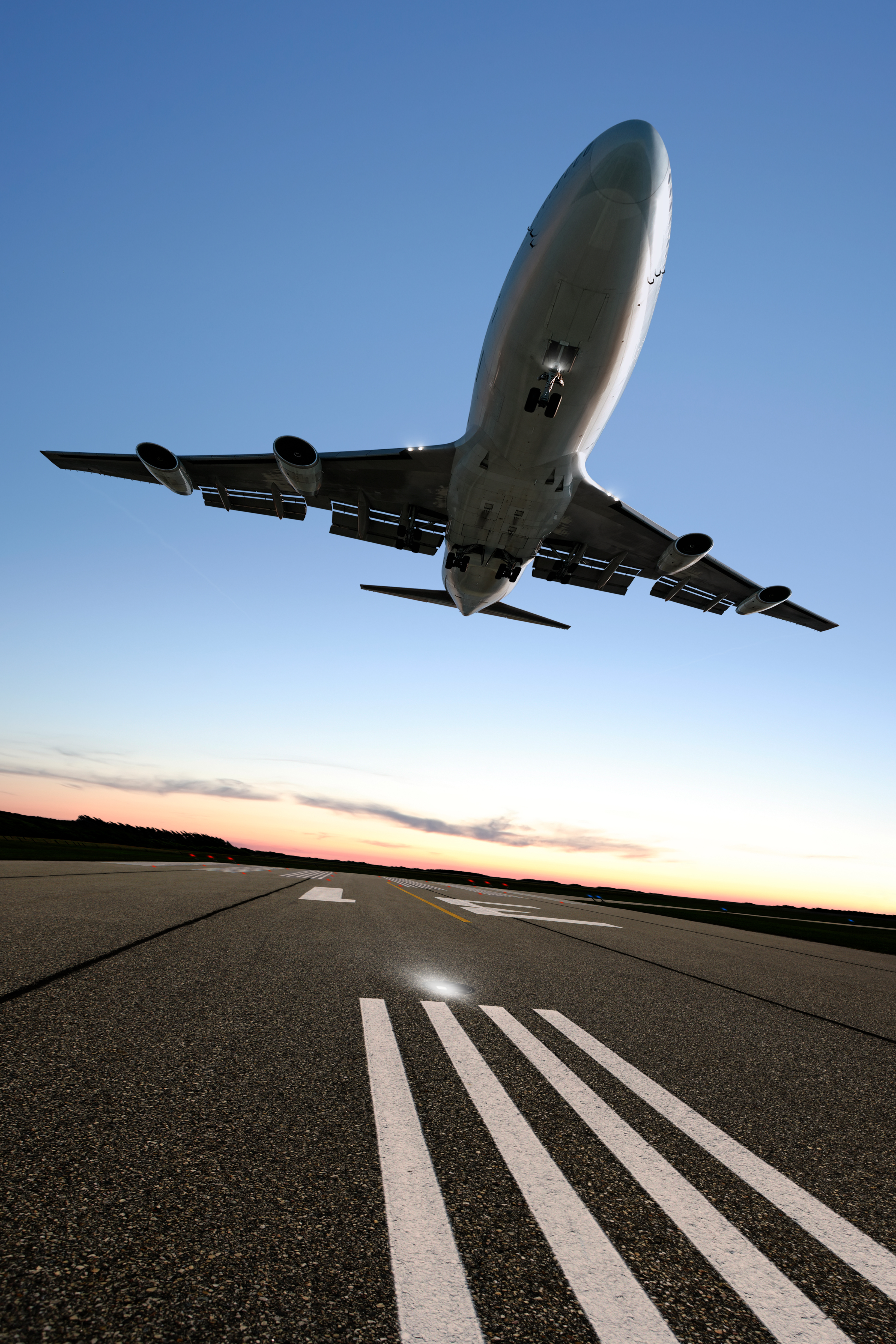 airplane-landing-runway