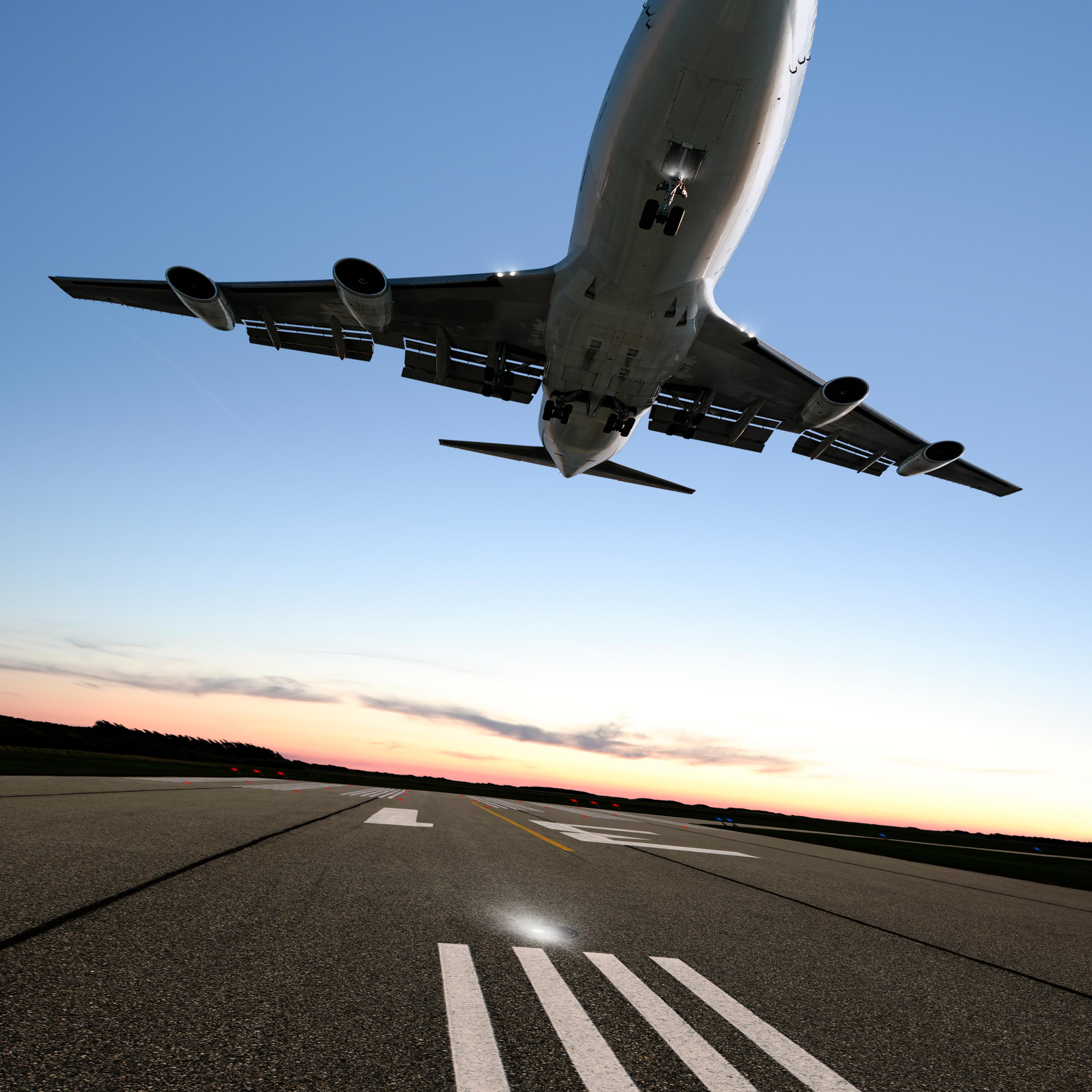 airplane-landing-runway