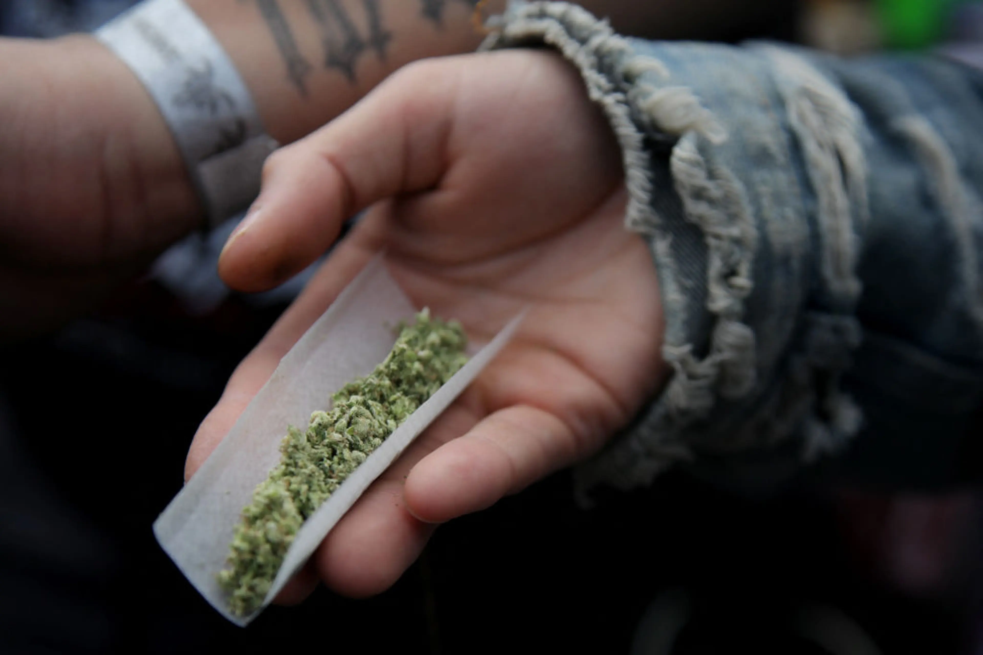 is one joint equal to 20 cigarettes How Many Equivalent To? Lung Inflammation Smoking Cannabis vs.
