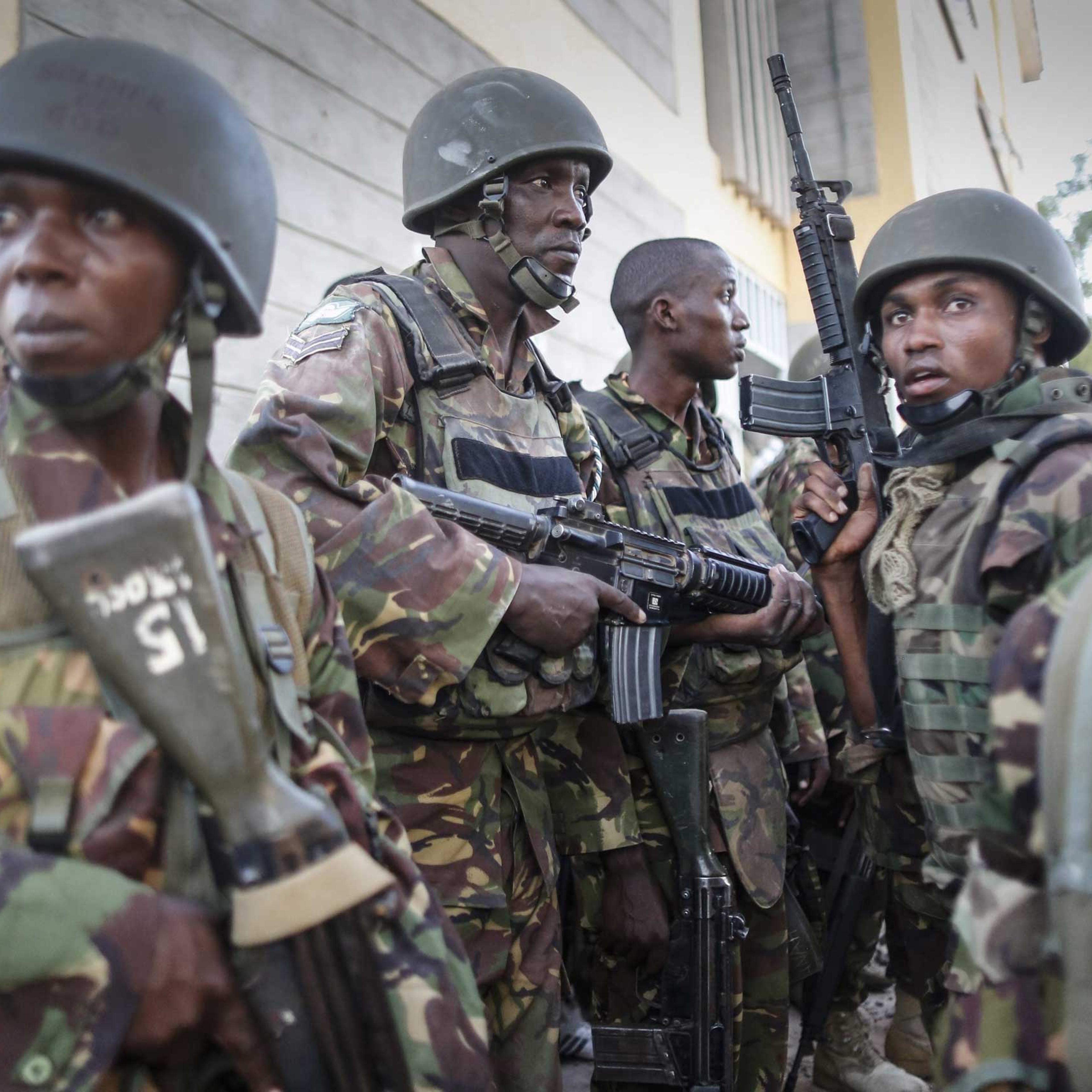 Kenyan soldiers prepare to sweep a building at Garissa University College after gunmen attacked the campus, in northeastern Kenya, on April 2, 2015.