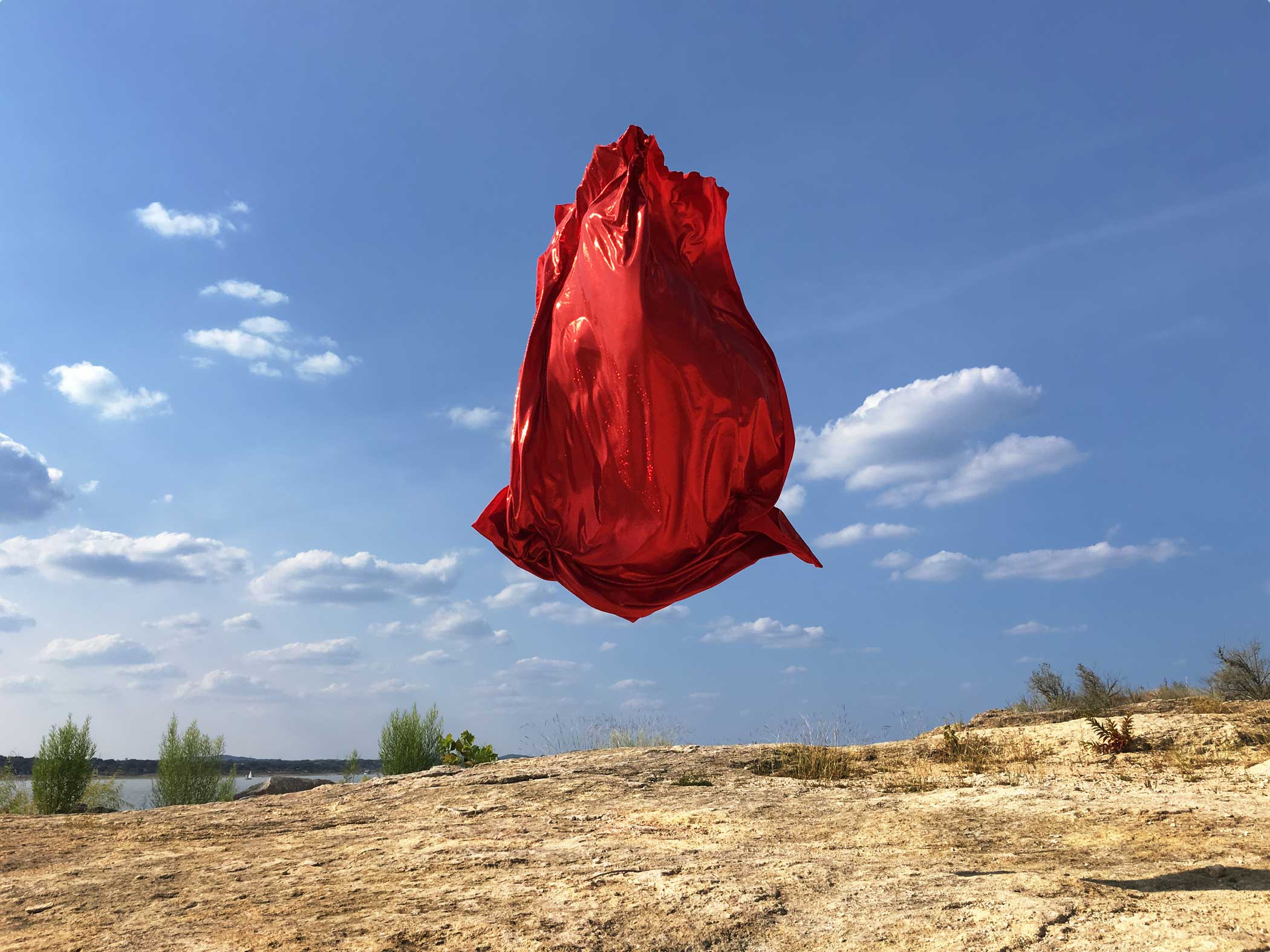Can’t quite tell what you’re looking at? That’s just what William Hundley wants. In Oneironaut, he uses iPhone 6s Plus, a vivid piece of fabric, and an athletic friend to jump underneath it to create the illusion of a ﬂoating object. The result is an unr