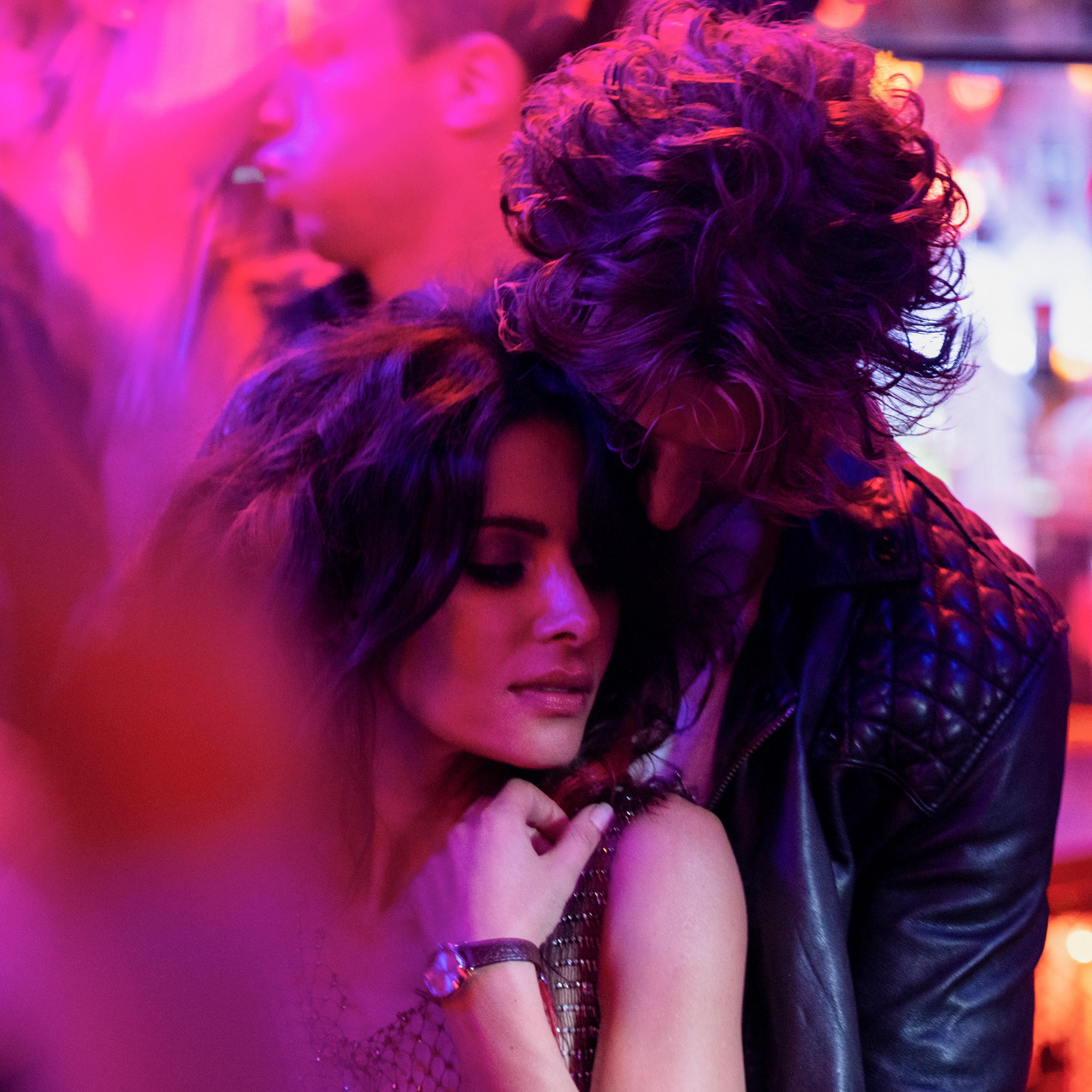 SEX/LIFE (L to R) SARAH SHAHI as BILLIE CONNELLY and ADAM DEMOS as BRAD SIMON in episode 101 of SEX/LIFE Cr. AMANDA MATLOVICH/NETFLIX © 2021