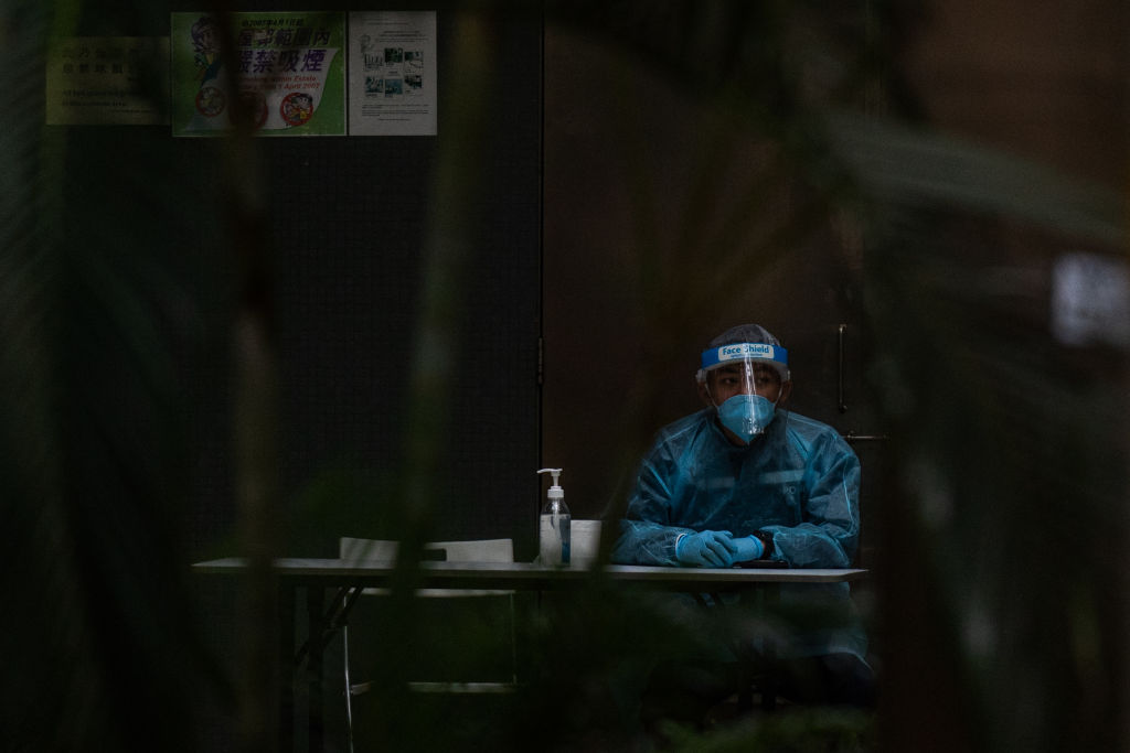 Hong Kong Locks Down Additional Residential Buildings to Curb Omicron